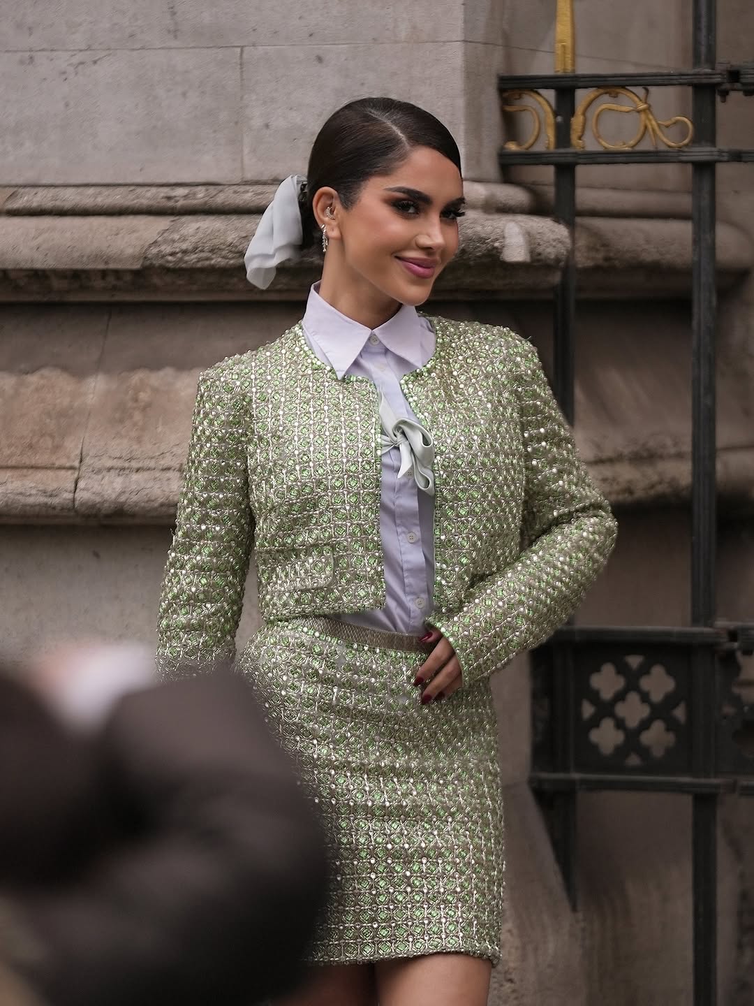 نجود الرميحي بتسريحة شعر الكعكة بلمسة الأنوثة الفرنسية