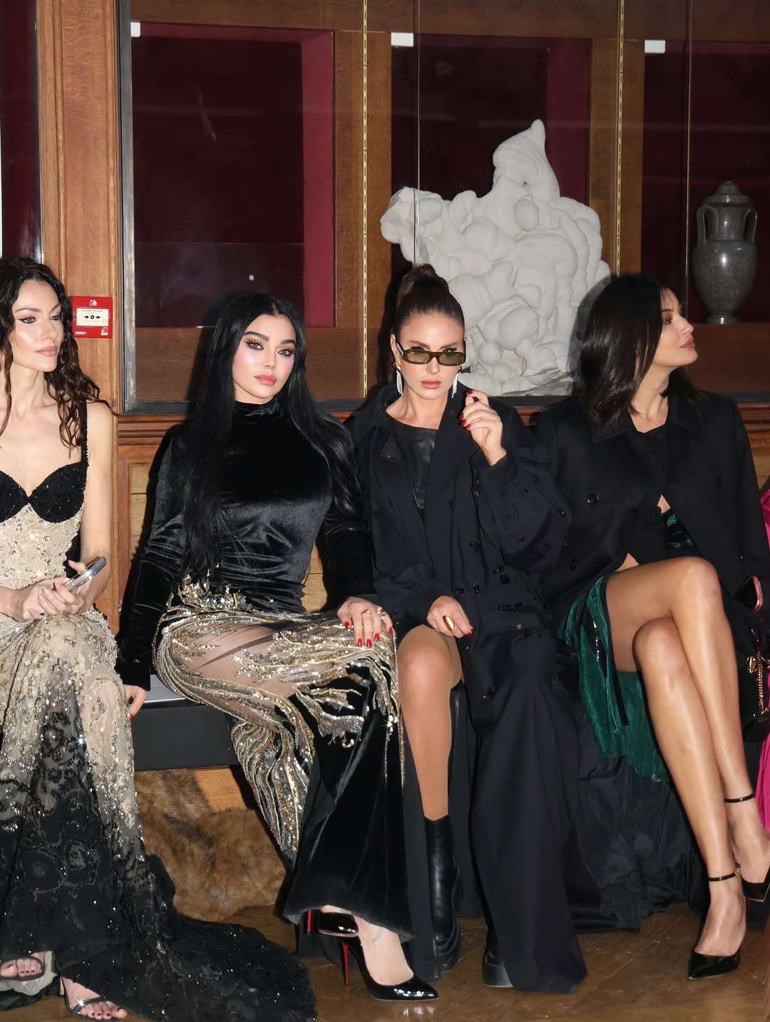 ديما قندلفت بإطلالة سوداء لافتة في عرض طوني ورد