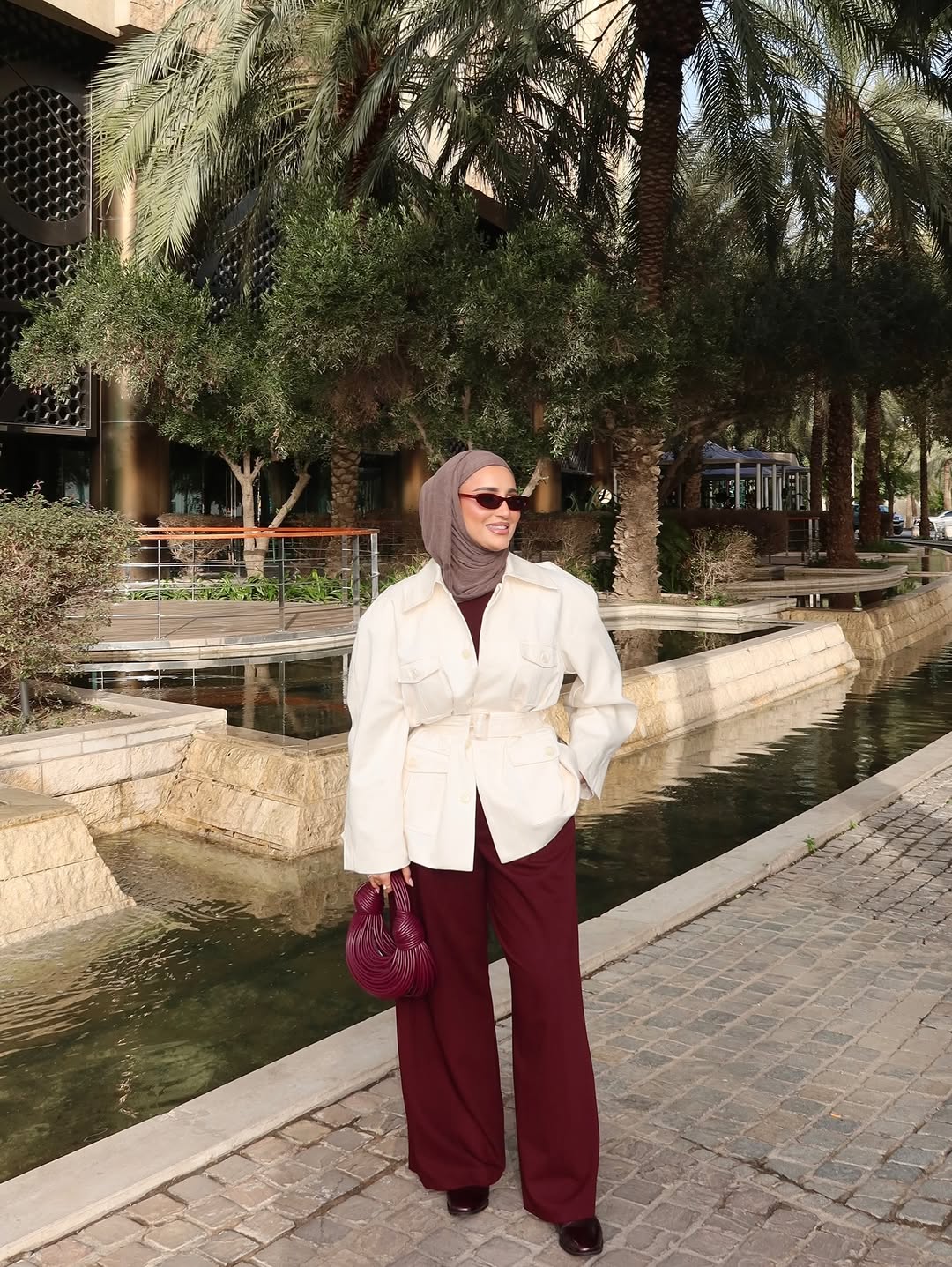 دلال الدوب تودّع الشتاء باللون العنابي الساحر