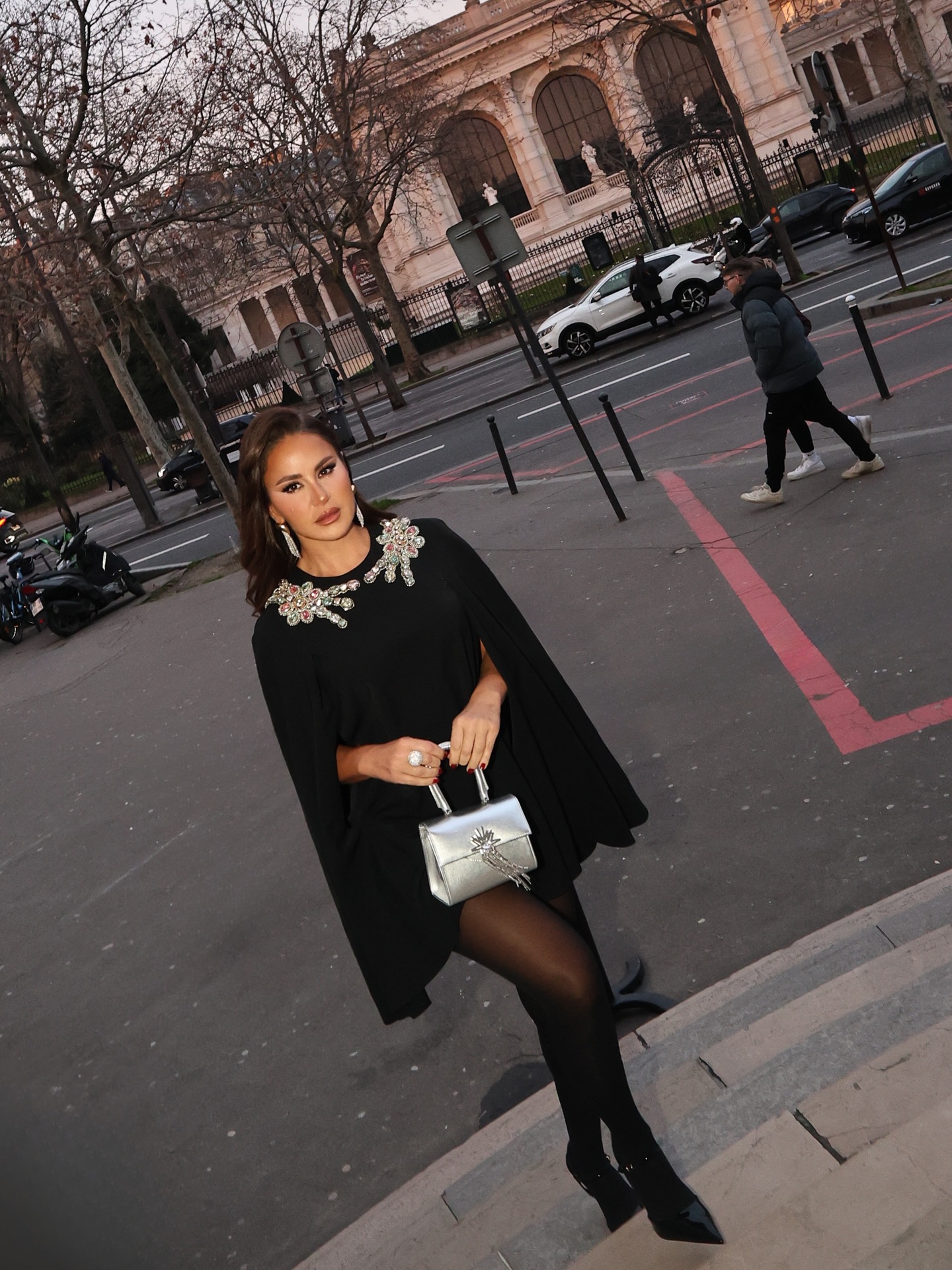 ديما قندلفت بإطلالة الفستان الكاب الأسود