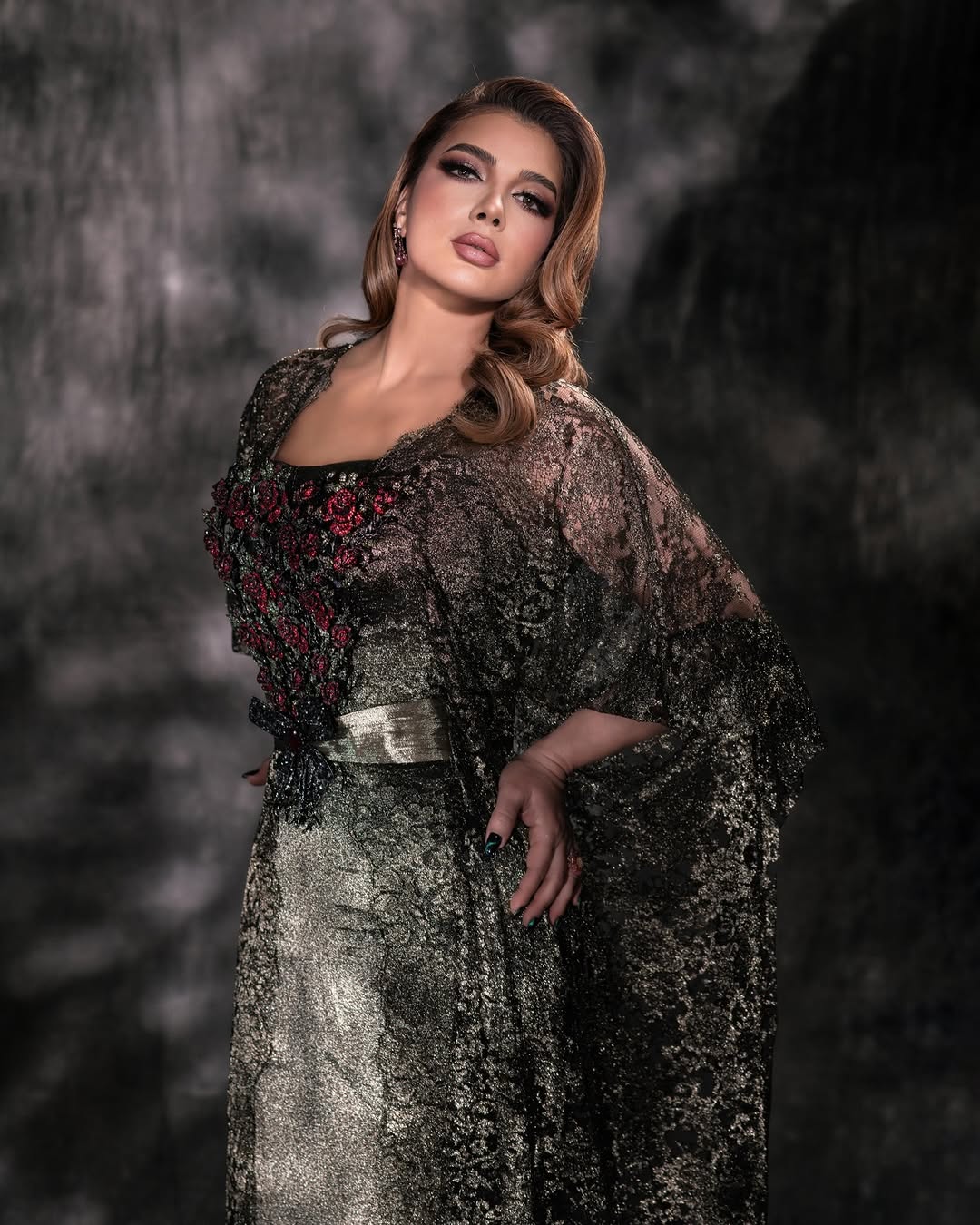 أصالة بإطلالة شرقية بألوان معدنية داكنة