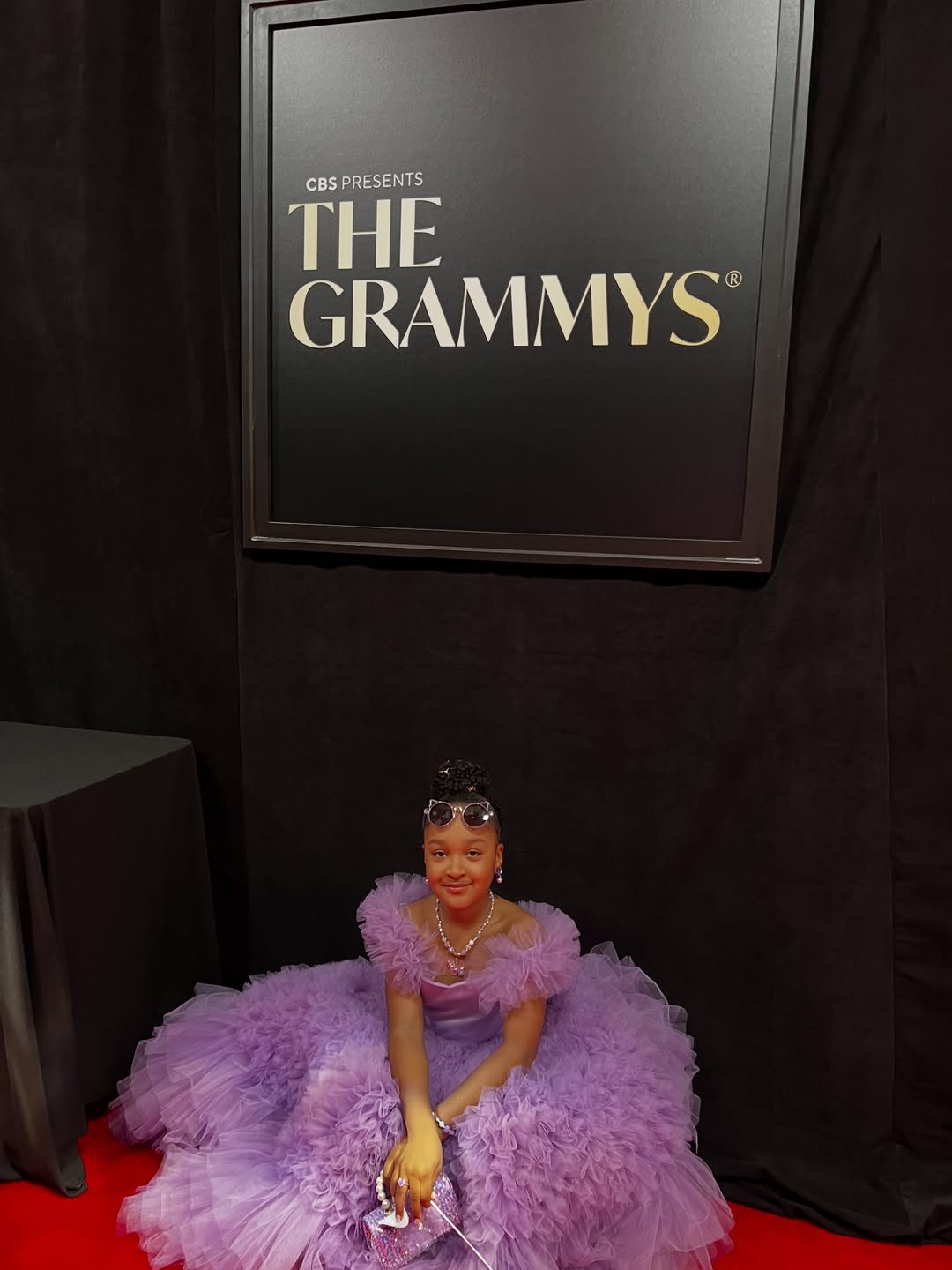 الطفلة أورا في