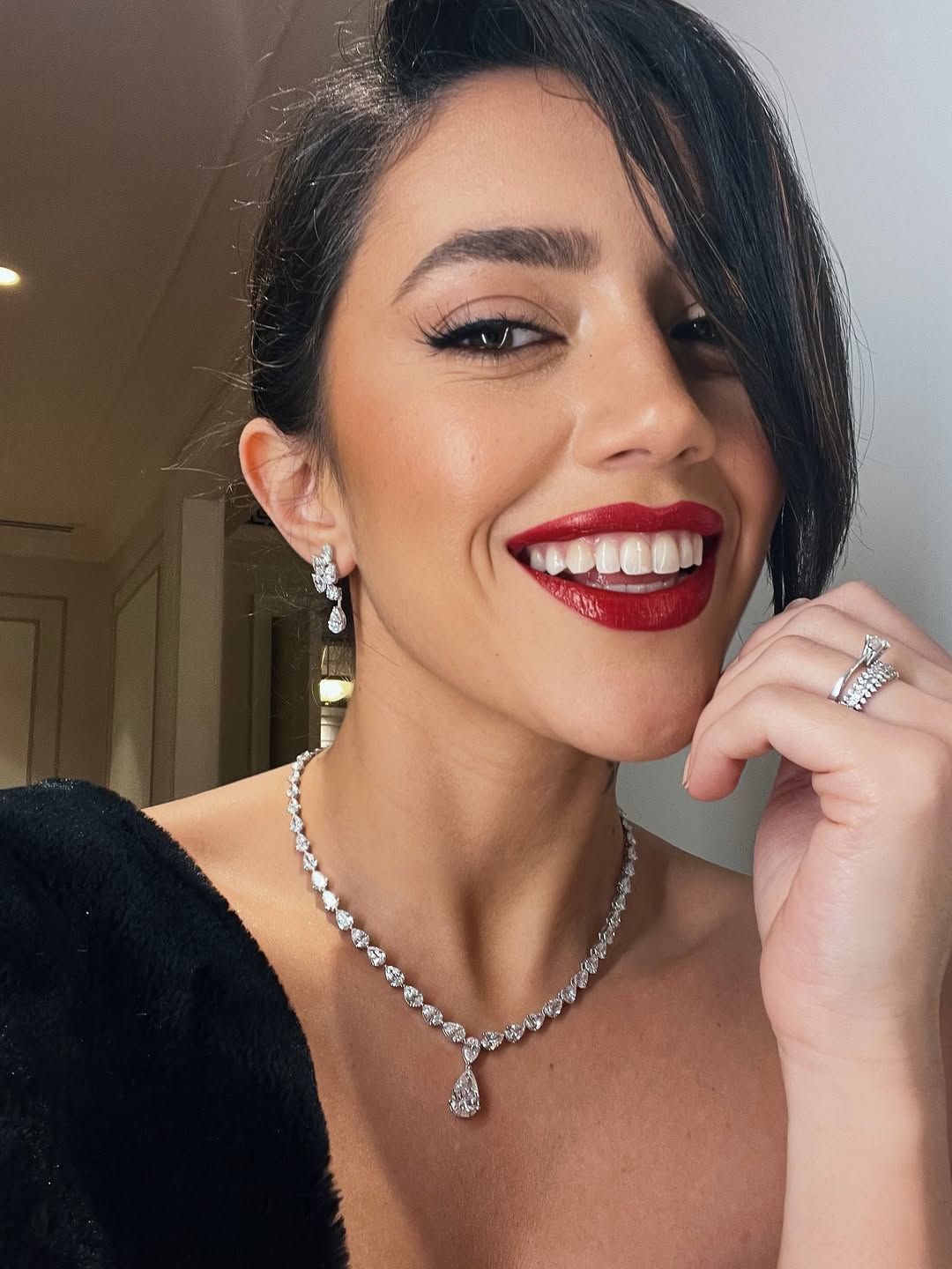 لمسة أحمر الشفاه الكلاسيكية بأسلوب ستيفاني عطالله