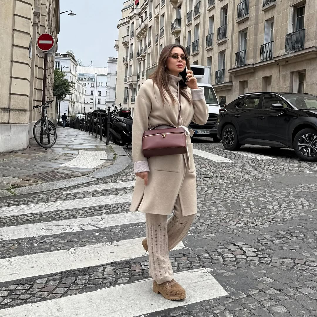 كوليت بولس بإطلالة شتوية مونوكروم