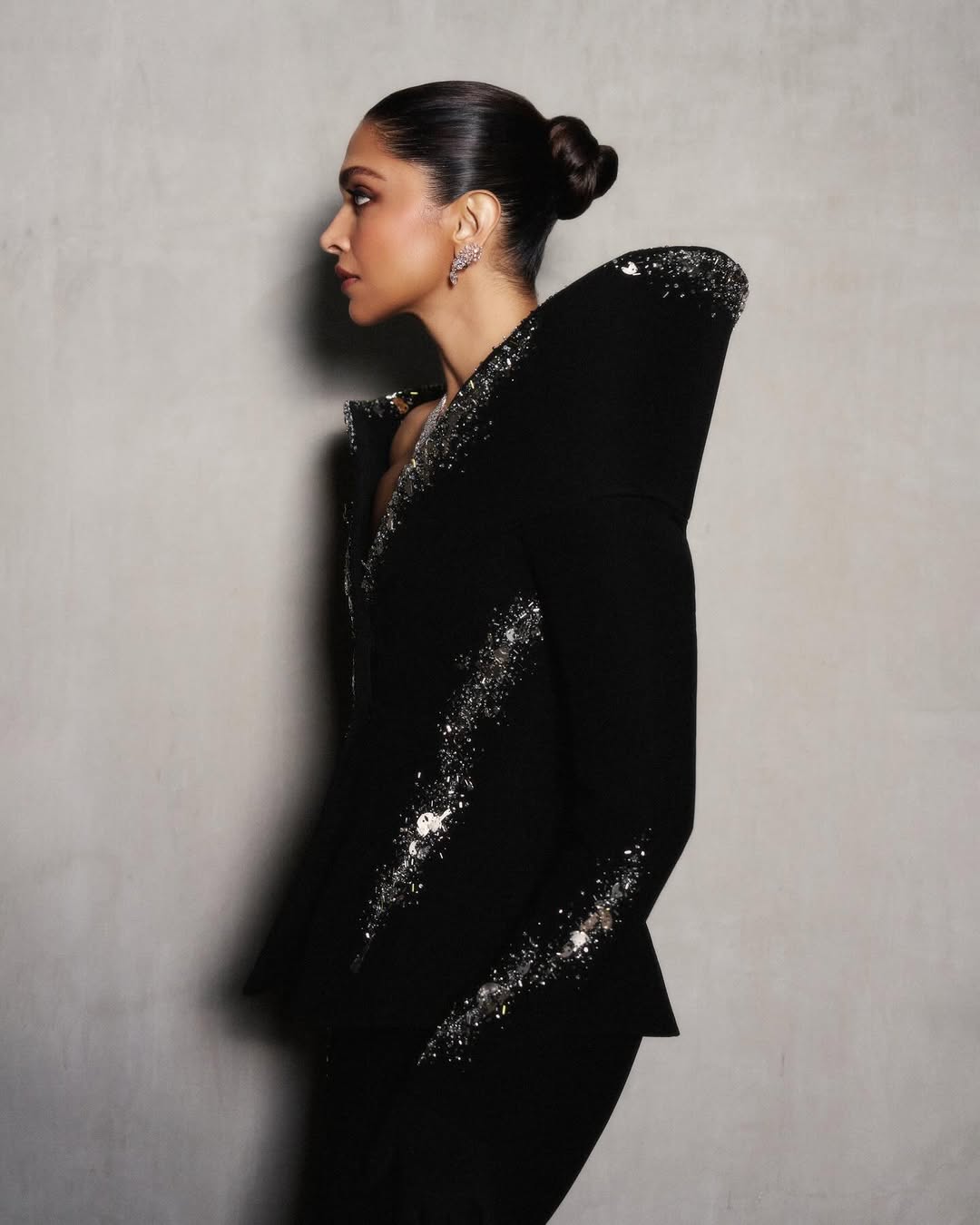 إطلالة مميزة بأحمر الشفاه الكلاسيكي والشعر المبلل