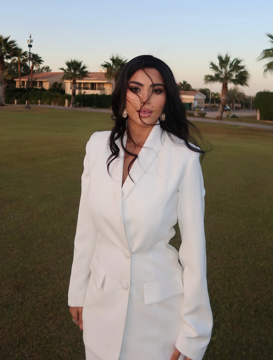 كارولين عزمي بالبدلة البيضاء