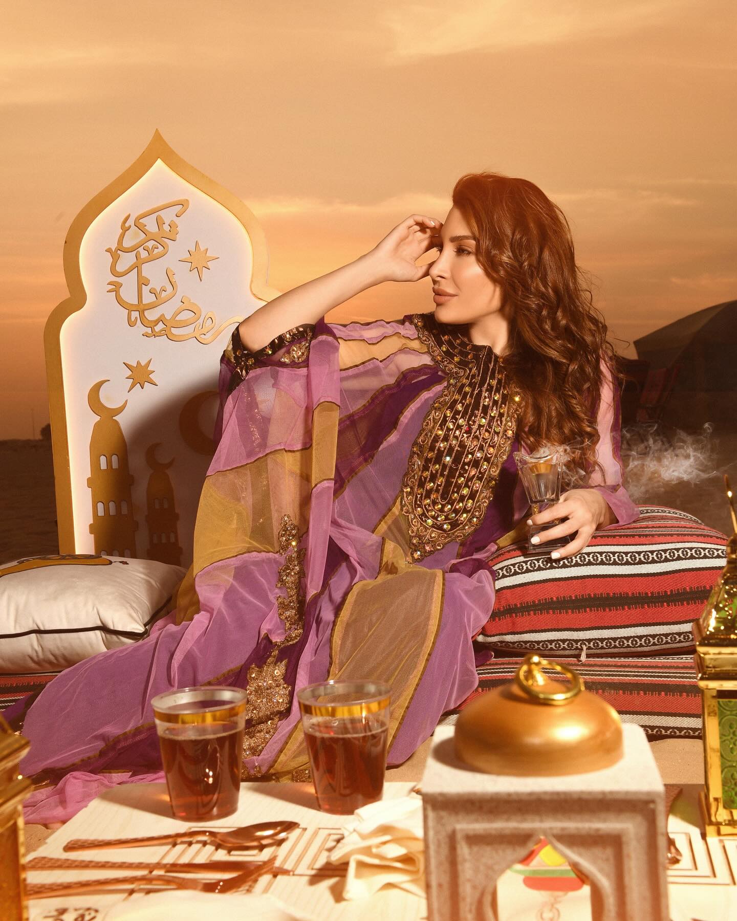 يارا تستقبل رمضان بأناقة العباءة باللون البنفسجي