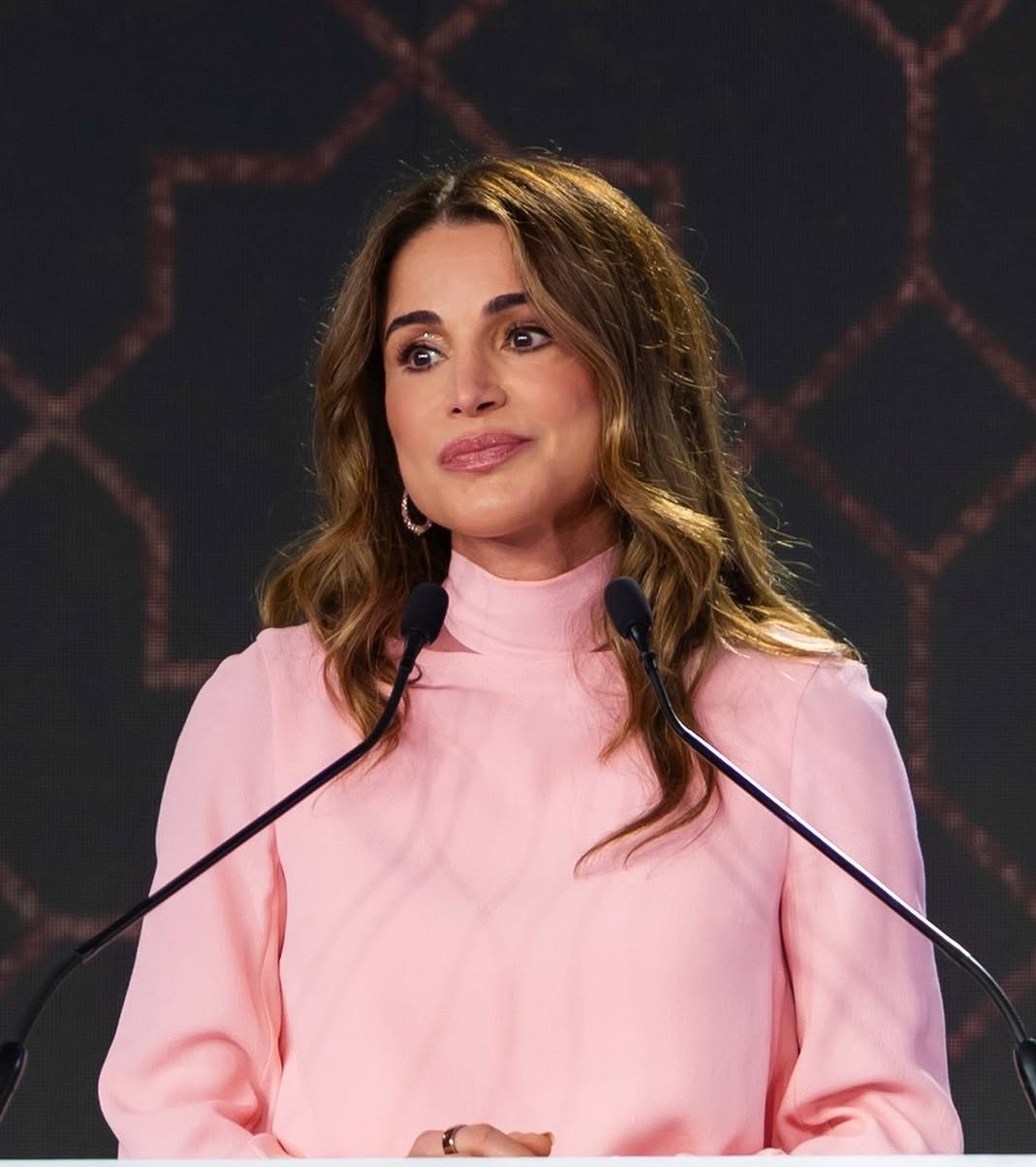 الملكة رانيا بتسريحات الشعر الويفي