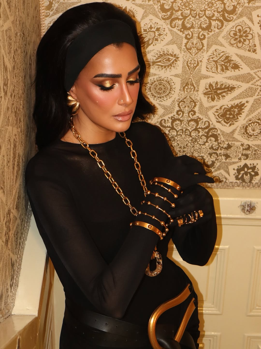 غادة عبد الرازق بالمكياج الذهبي الساطع و"الباند"