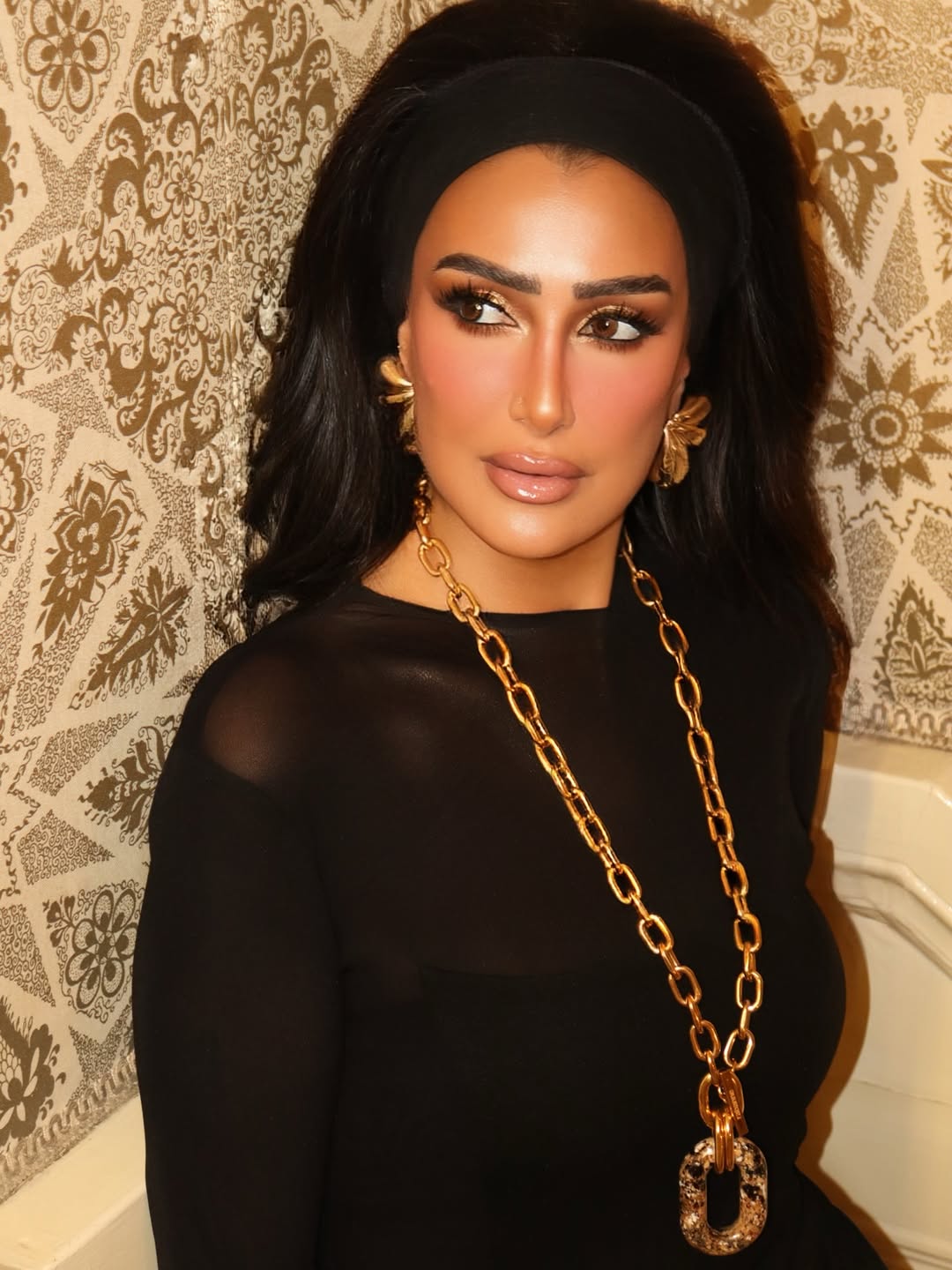 غادة عبد الرازق بالمكياج الذهبي الساطع و"الباند"