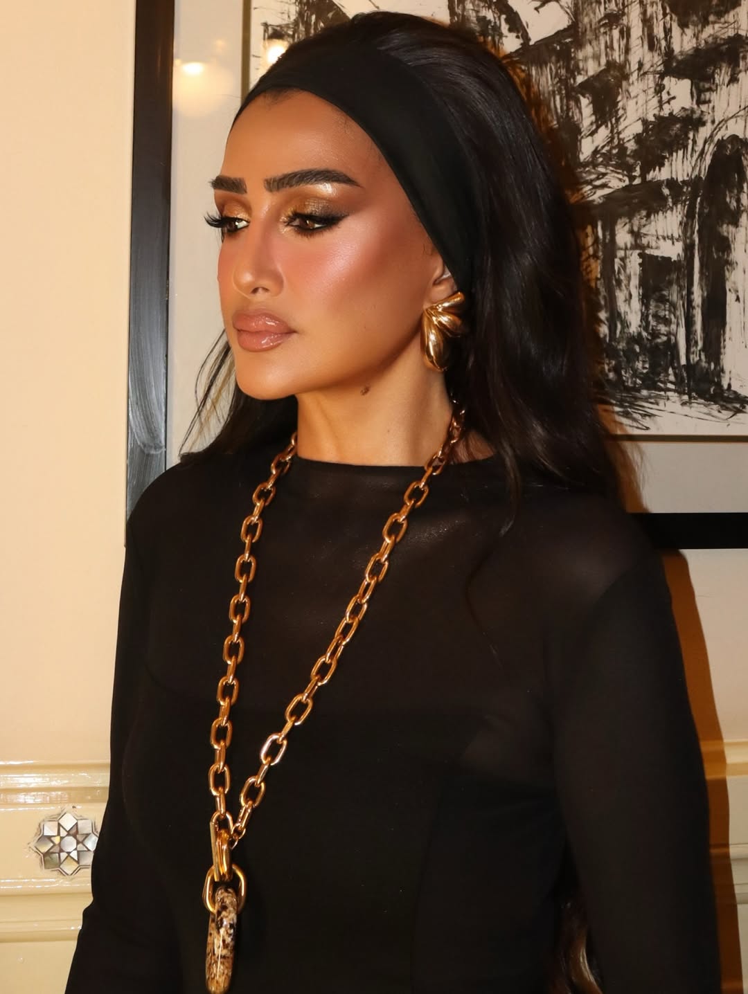 غادة عبد الرازق بمكياج بريق الذهب