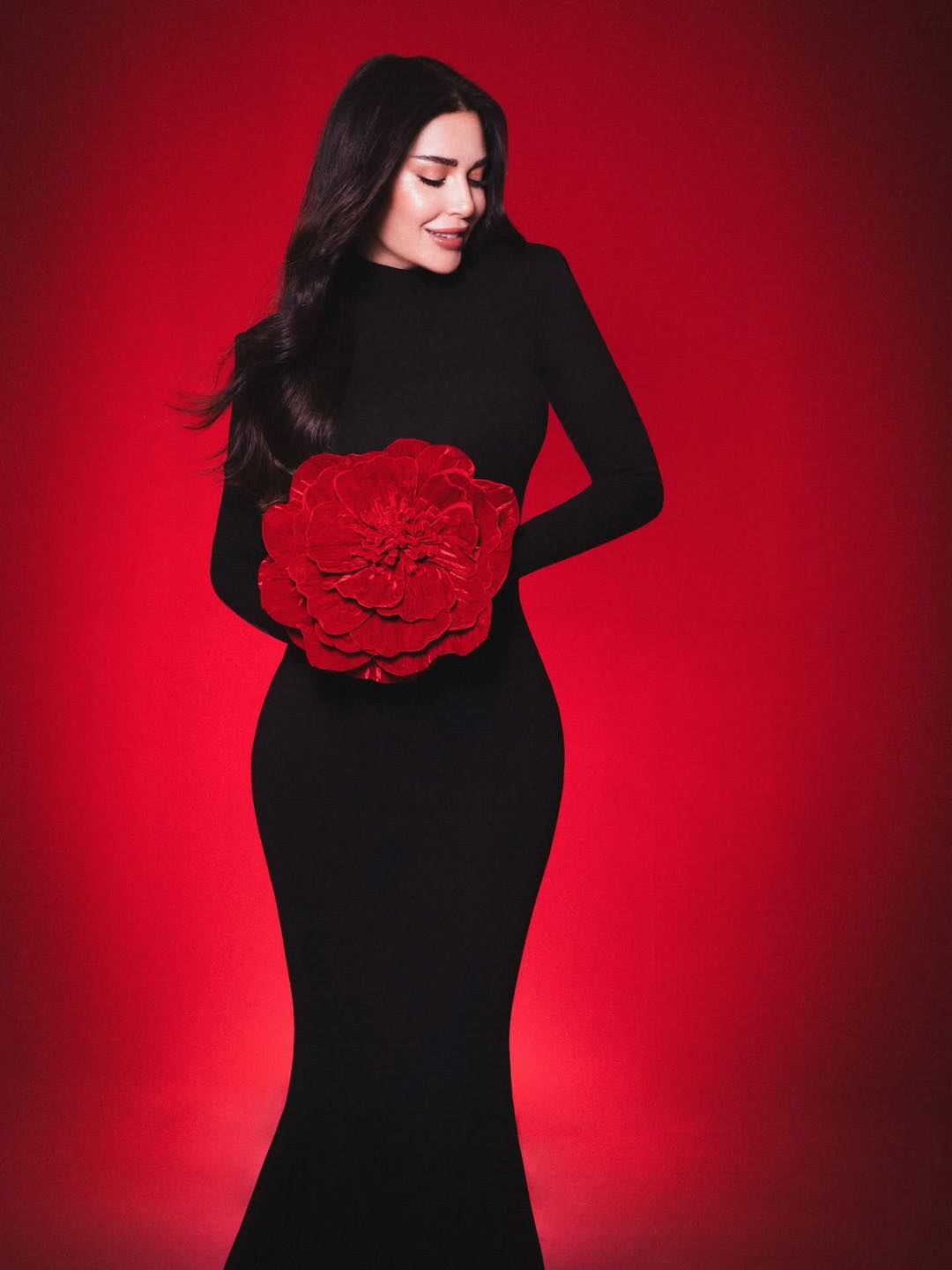 سيرين عبد النور بالفستان الأسود الناعم