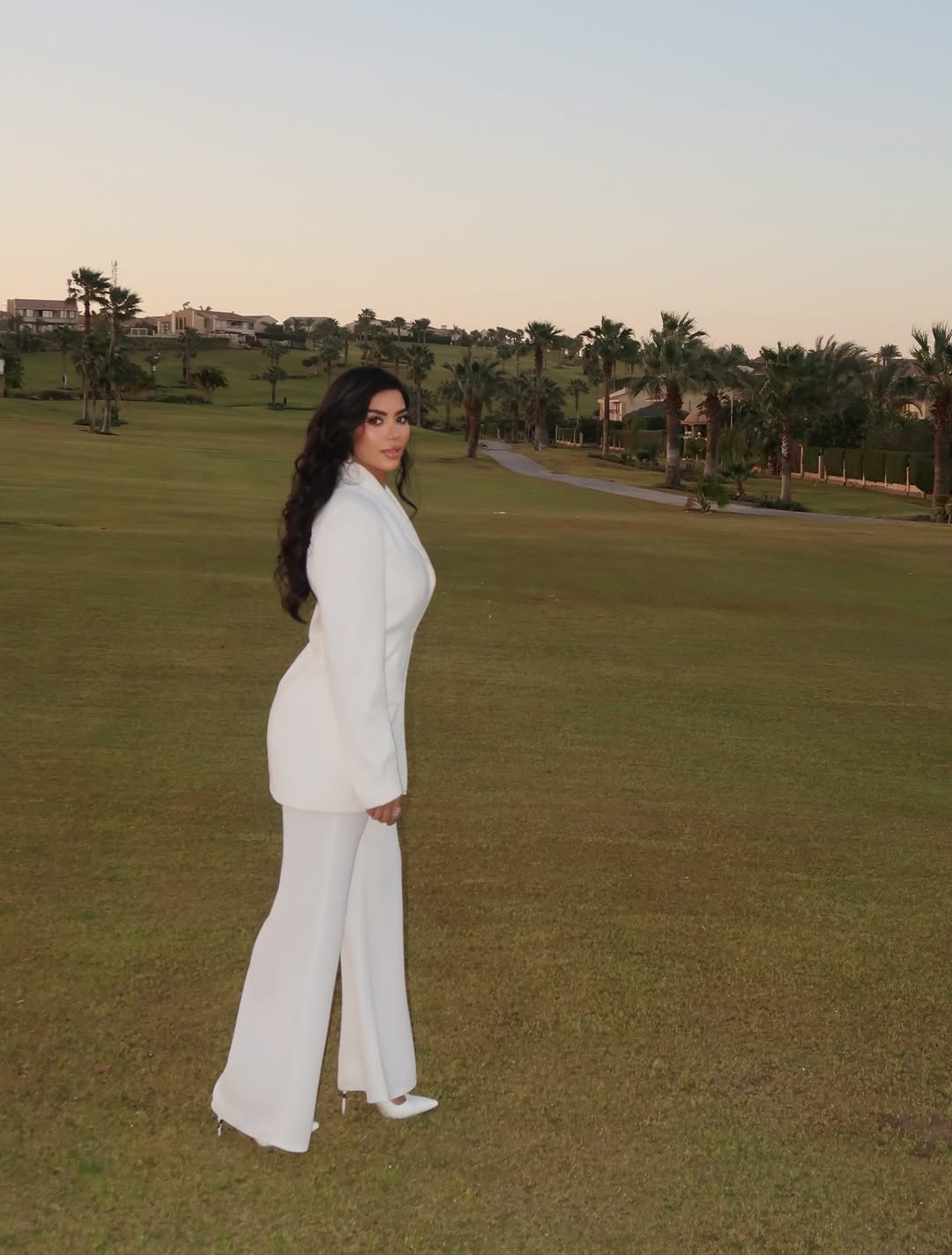 كارولين عزمي بالبدلة البيضاء