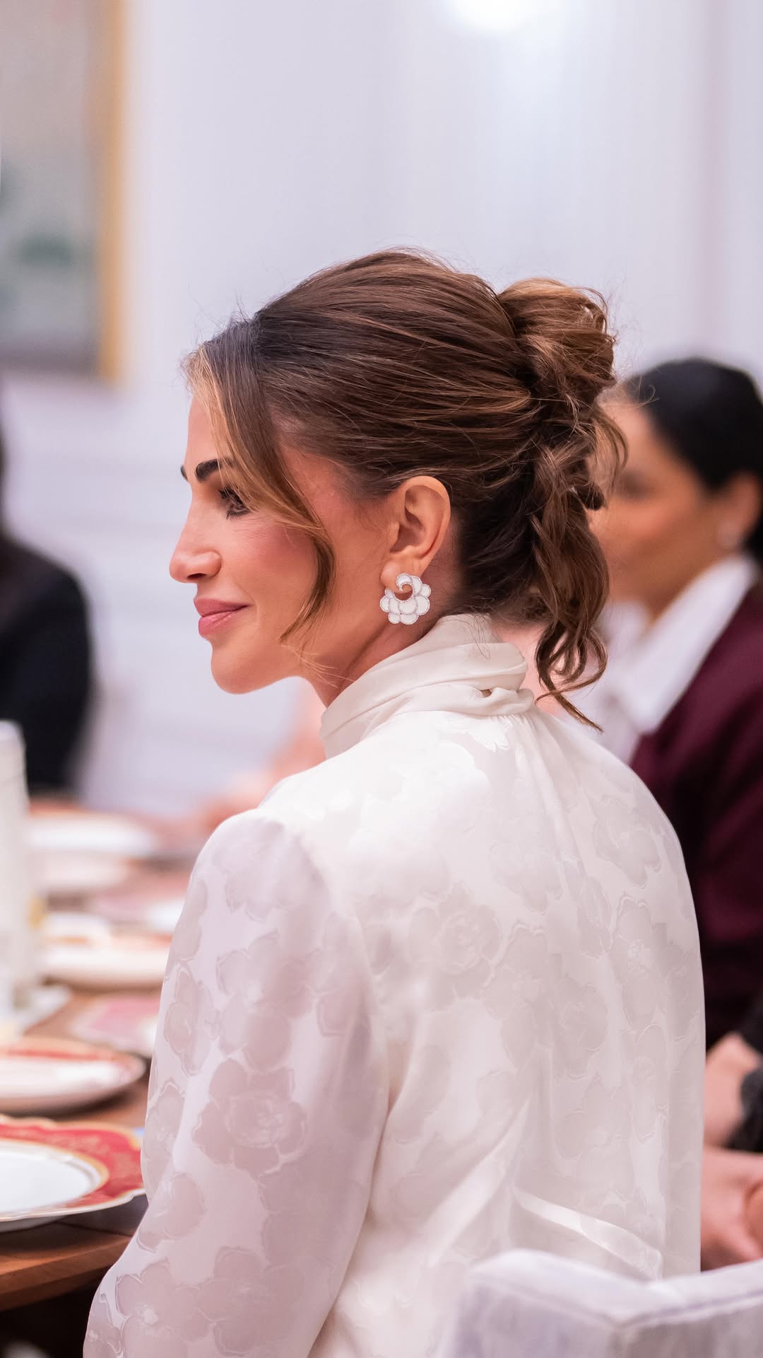 الملكة رانيا بتسريحة شعر الكعكة المرفوعة