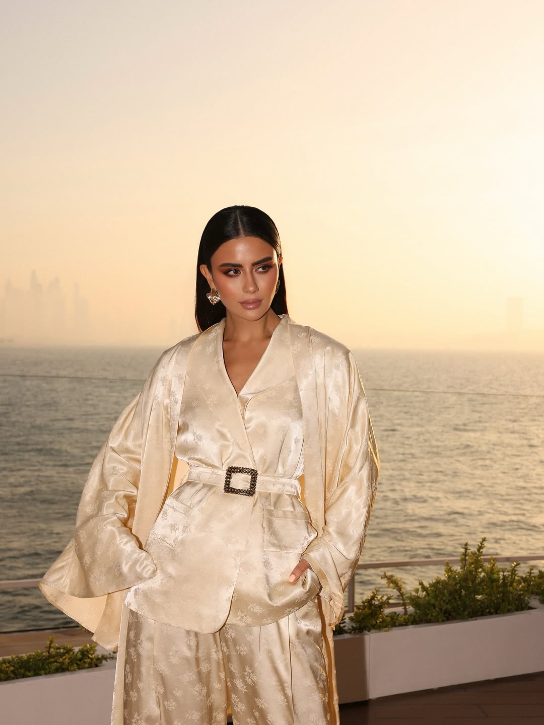 ديما الأسدي ببدلة الساتان والـ "كيمونو" الراقي