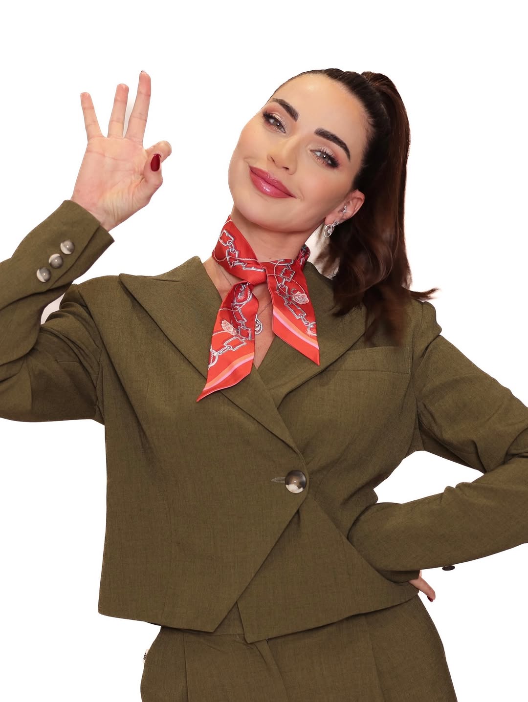 داليدا خليل بإطلالة البدلة باللون الزيتي