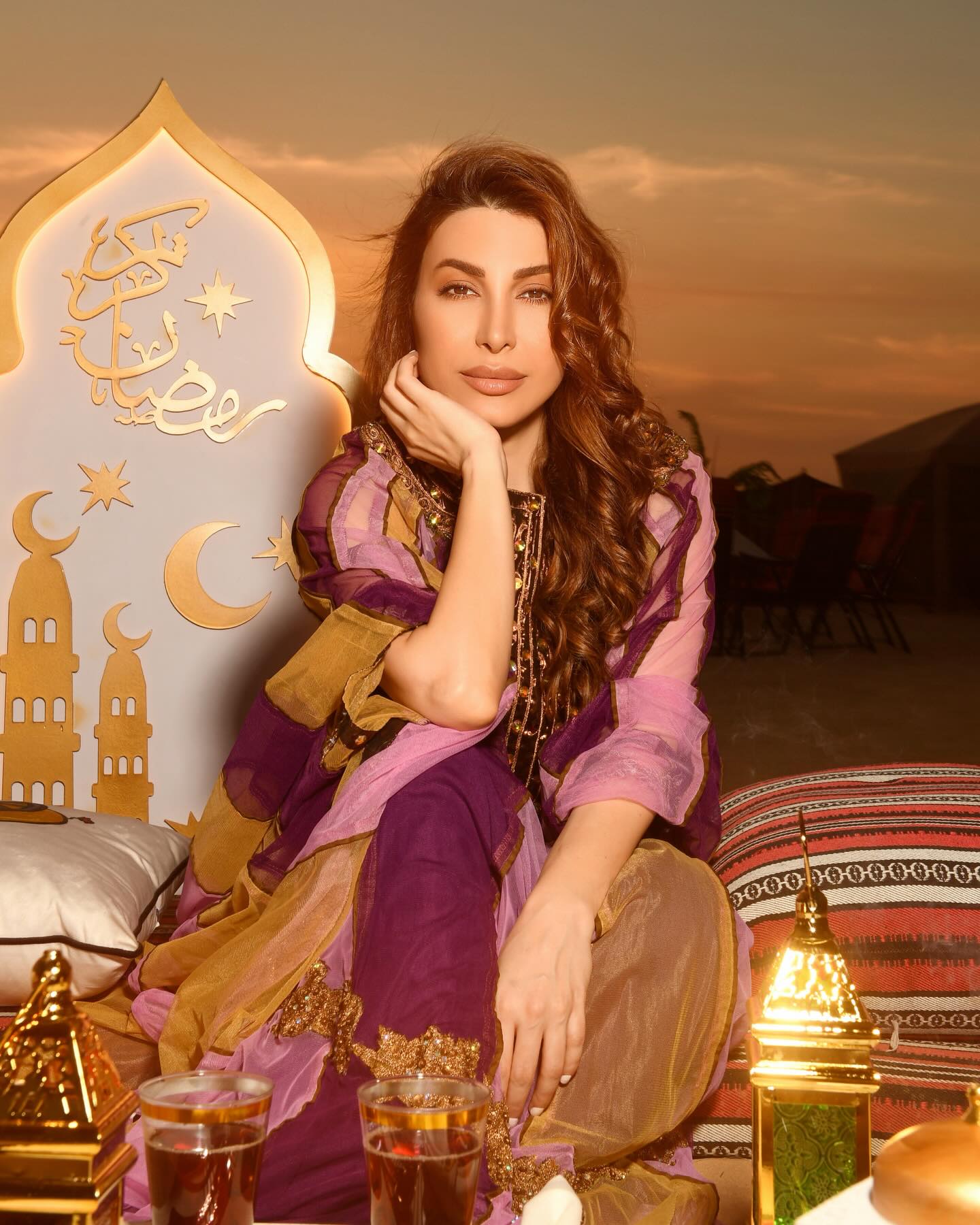 يارا تستقبل رمضان بأناقة العباءة باللون البنفسجي