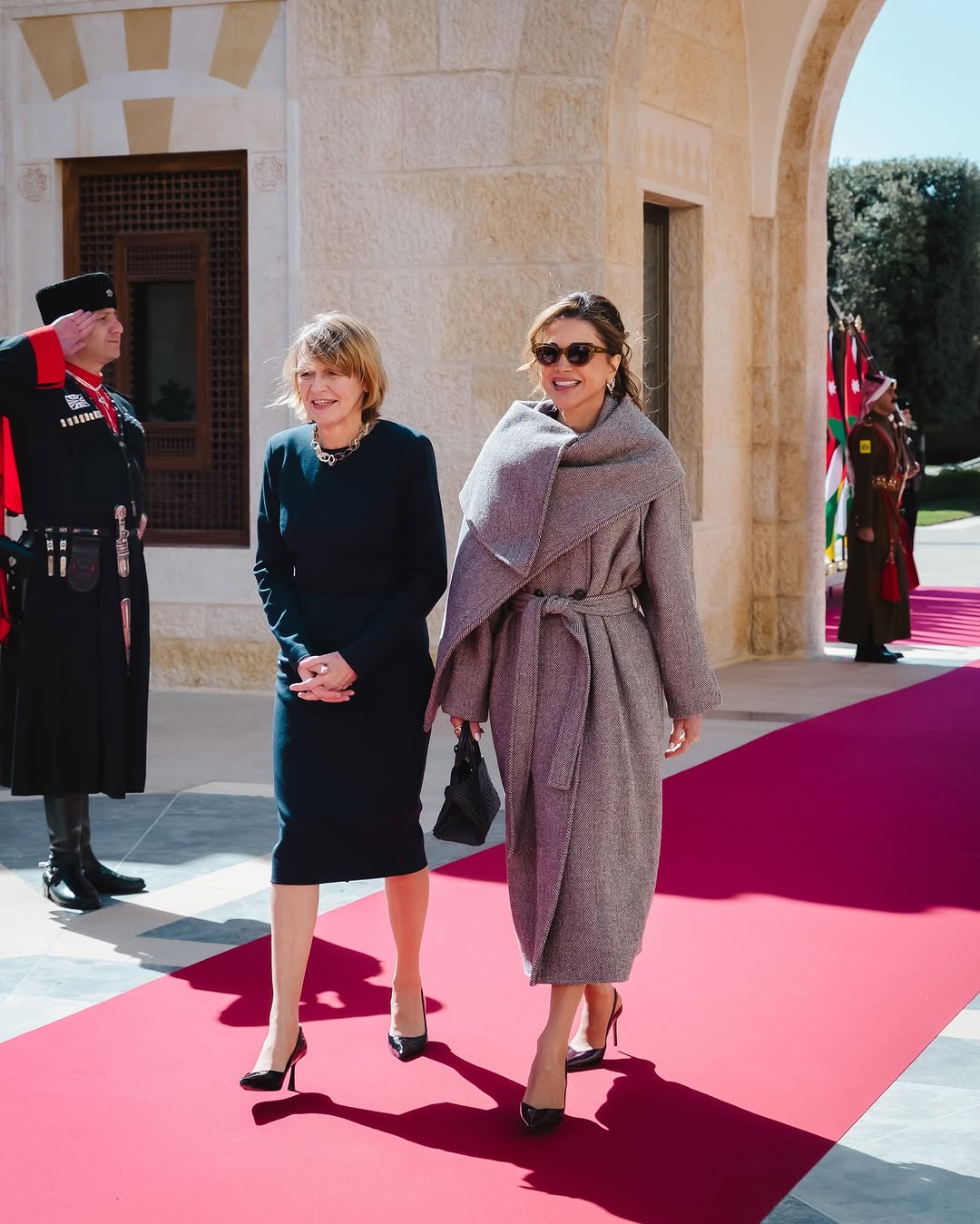 الملكة رانيا متألقة بالمعطف الشتوي الرمادي بستايل عصري