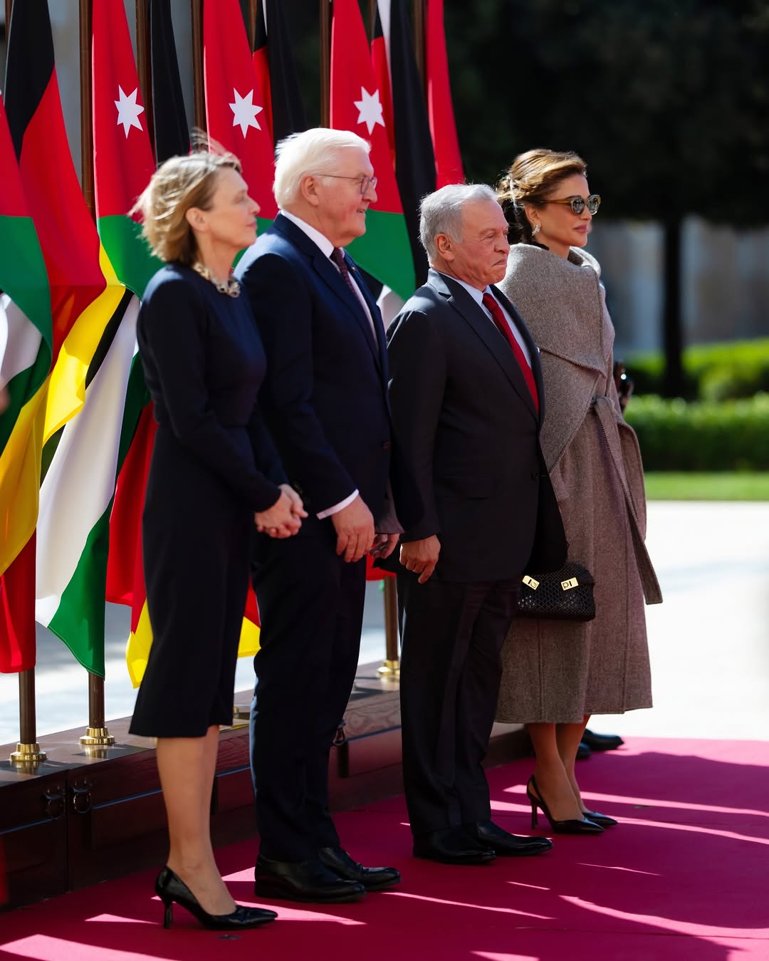 الملكة رانيا متألقة بالمعطف الشتوي الرمادي بستايل عصري