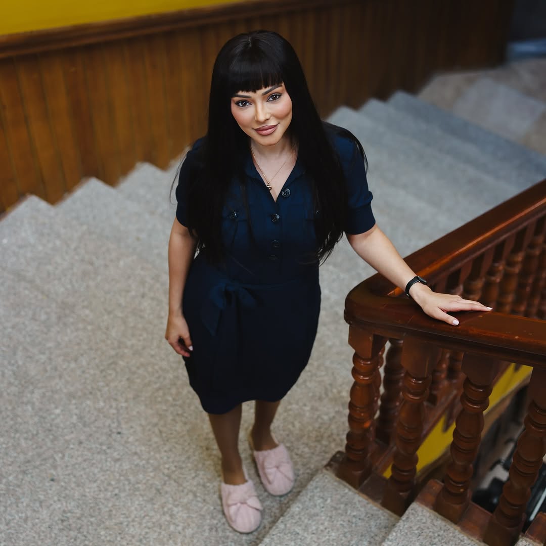 شوق الهادي بفستان كحلي مونوكروم