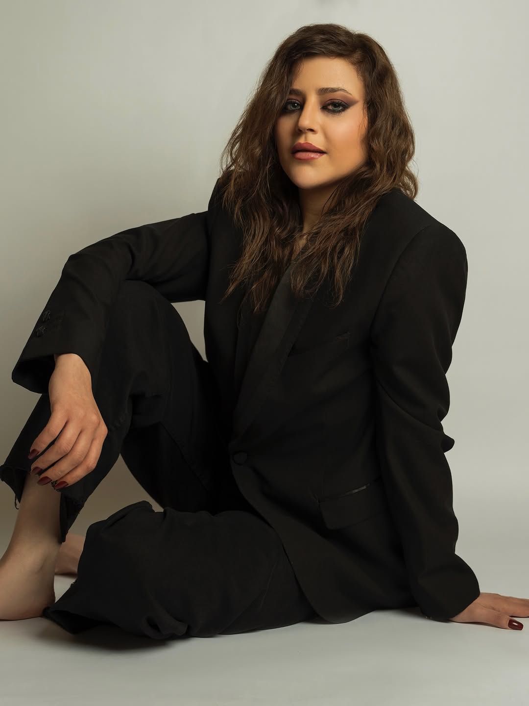 إليان سعد بإطلالة "البدلة السوداء" بلمسة تمرد عصرية