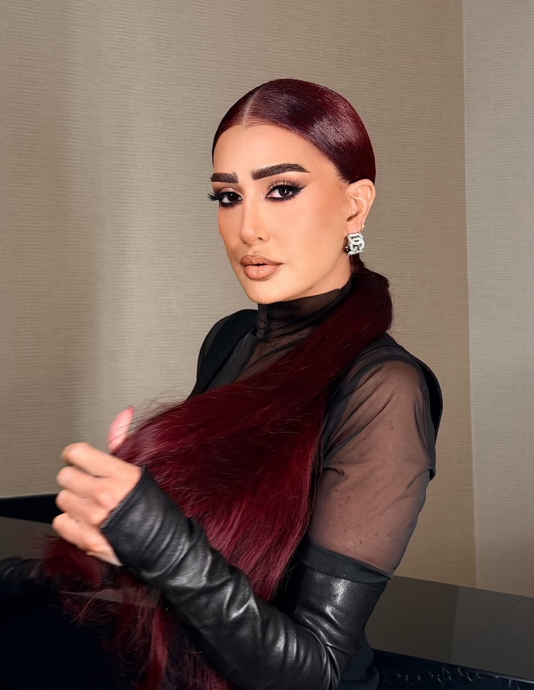 غادة عبد الرازق بالشعر البرغندي مع العيون المسحوبة