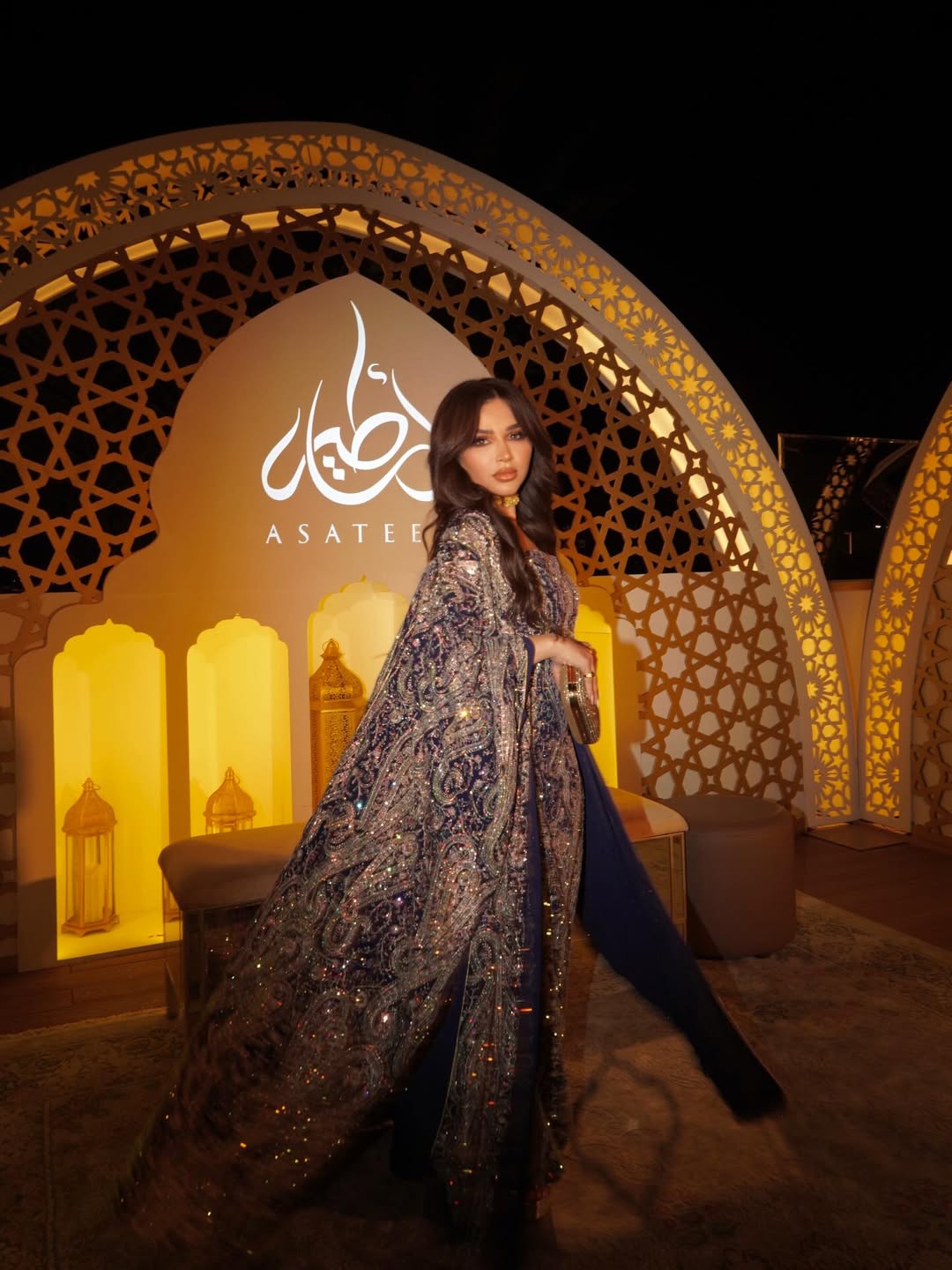 إطلالة نهى نبيل باللون الكحلي بفستان ملكي فخم