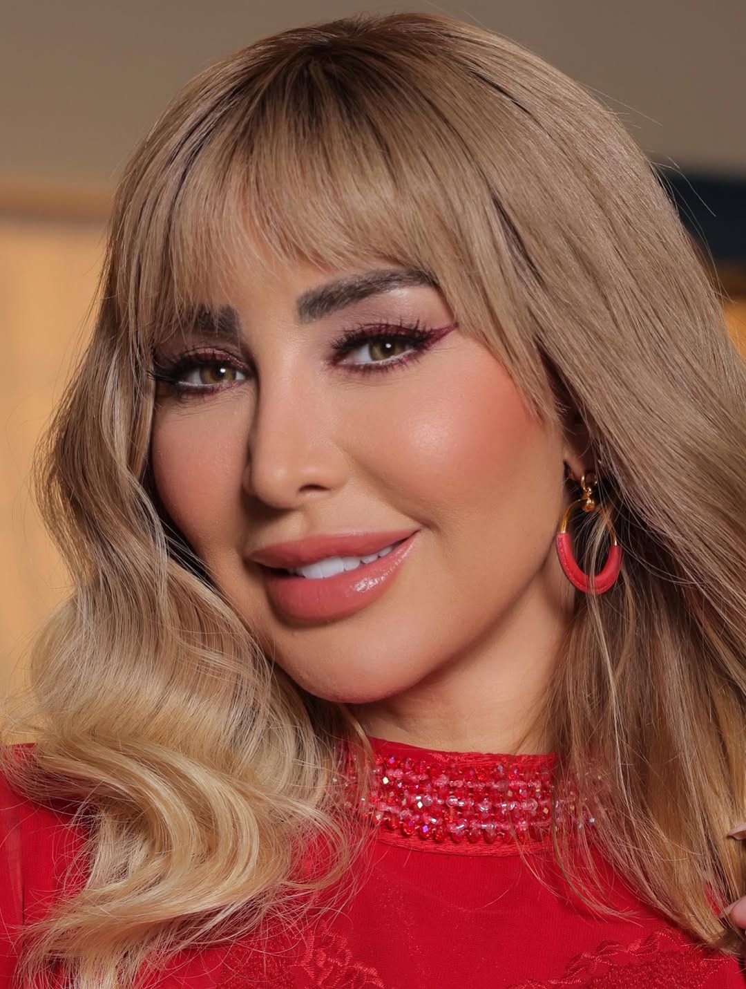 إطلالة جويل ماردينيان الجمالية مع العباءة الحمراء