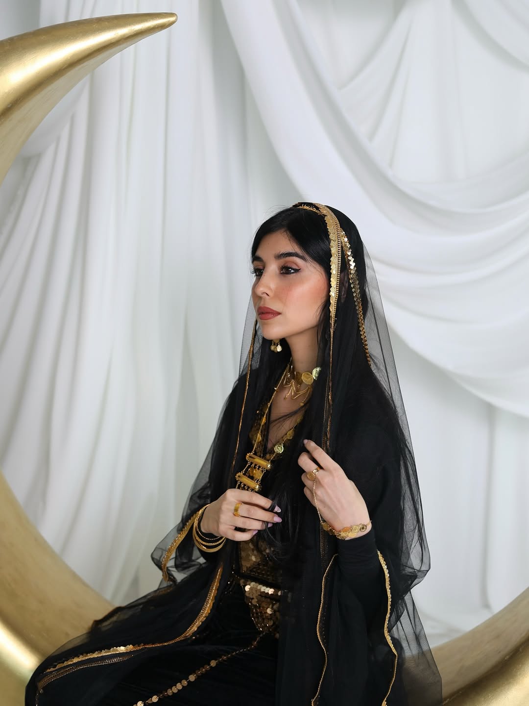 زينة مكي بإطلالة تراثية بفخامة الأسود والذهبي