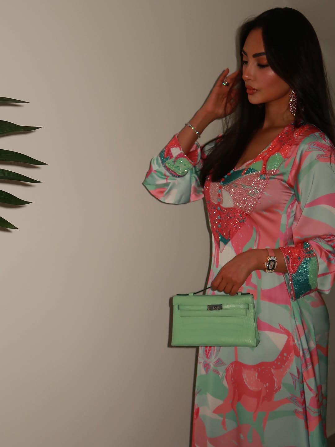 نور الغندور تُعيد إحياء "المخوّر" الإماراتي بألوان باستيل ساحرة