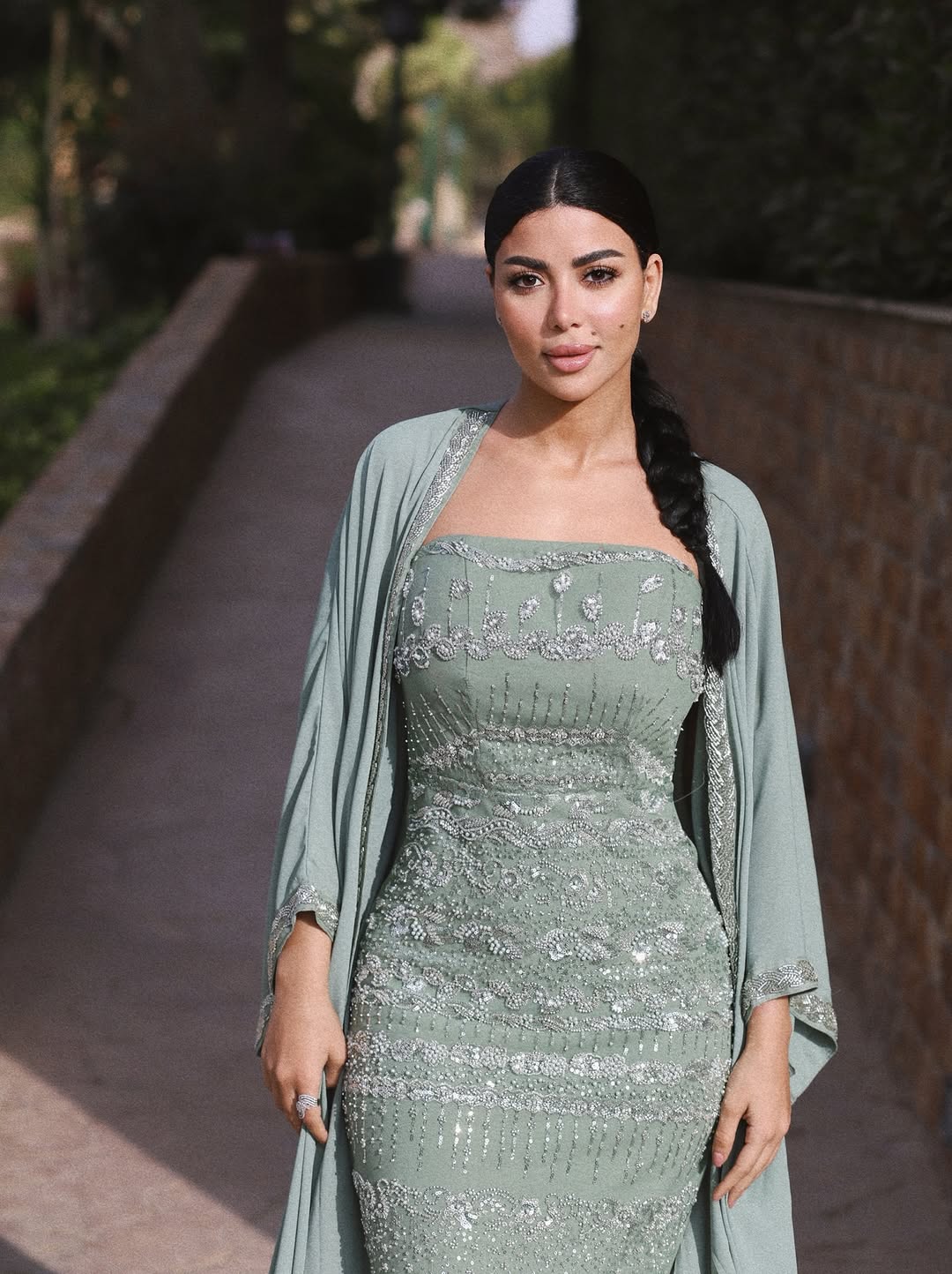 كارولين عزمي بأناقة محتشمة باللون الأخضر الزيتي