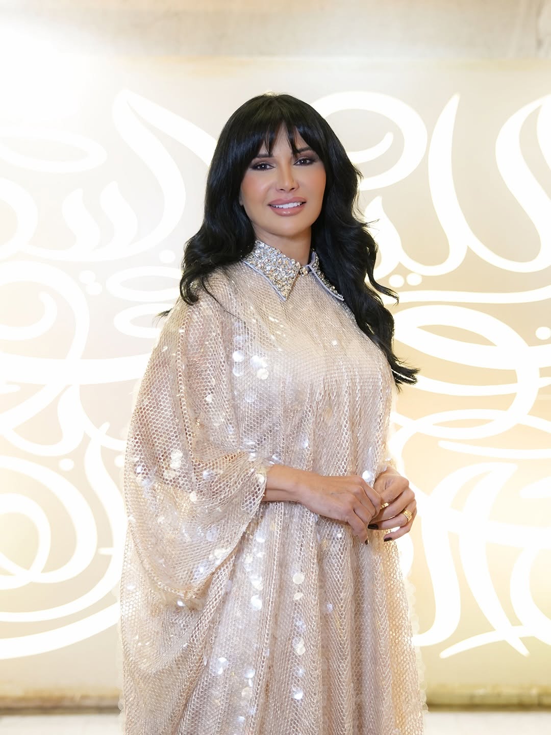 المخرجة رشا شربتجي بإطلالة العباءة اللامعة النيود