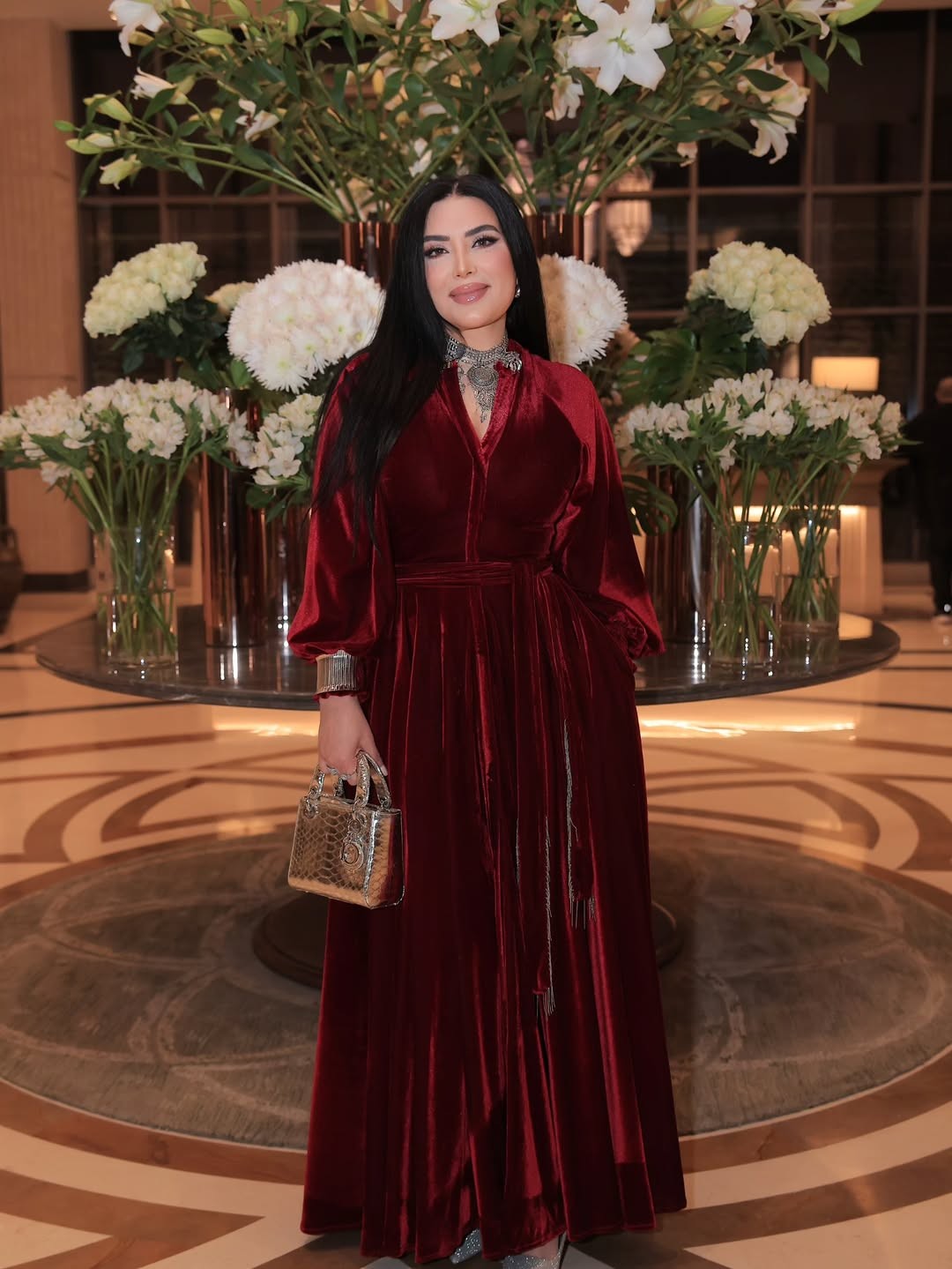 عبير صبري بفستان قرمزي دافئ