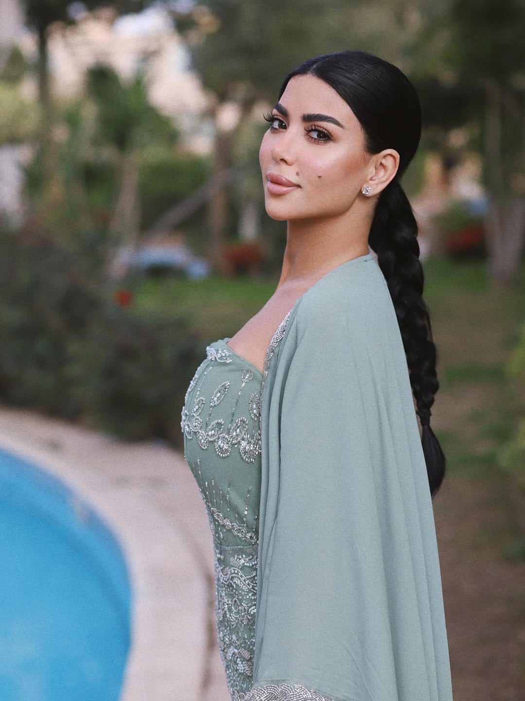 كارولين عزمي بأناقة محتشمة باللون الأخضر الزيتي
