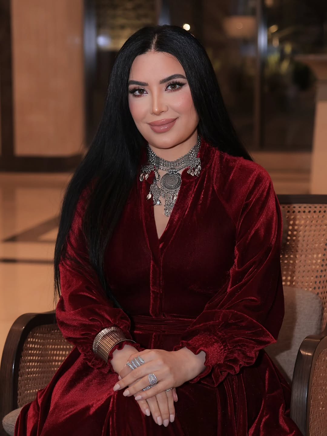 عبير صبري بفستان قرمزي دافئ