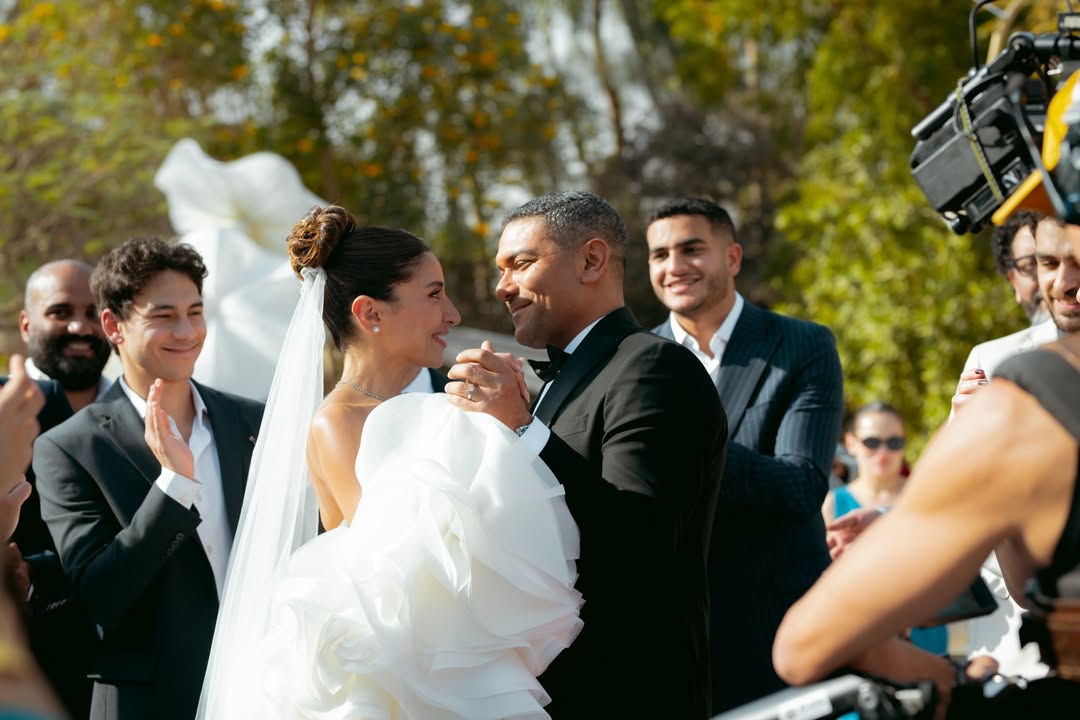 دينا الشربيني بمكياج ناعم وتسريحة شعر مرفوع