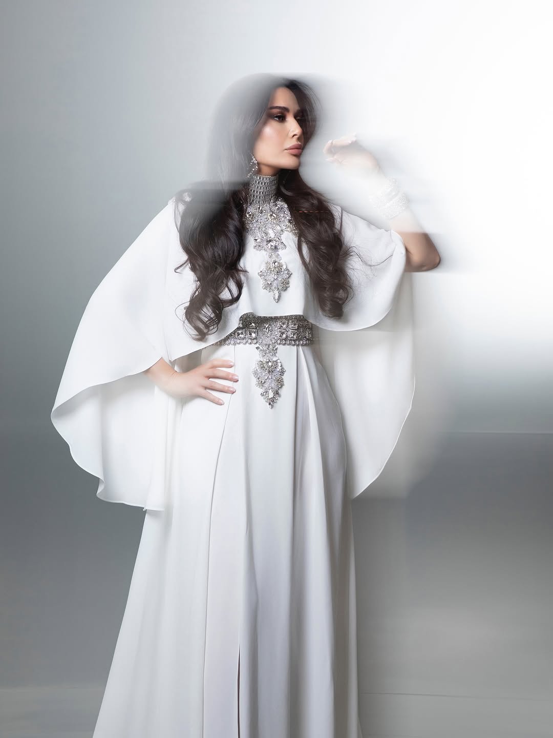 سيرين عبد النور بالفستان الأبيض الأنيق