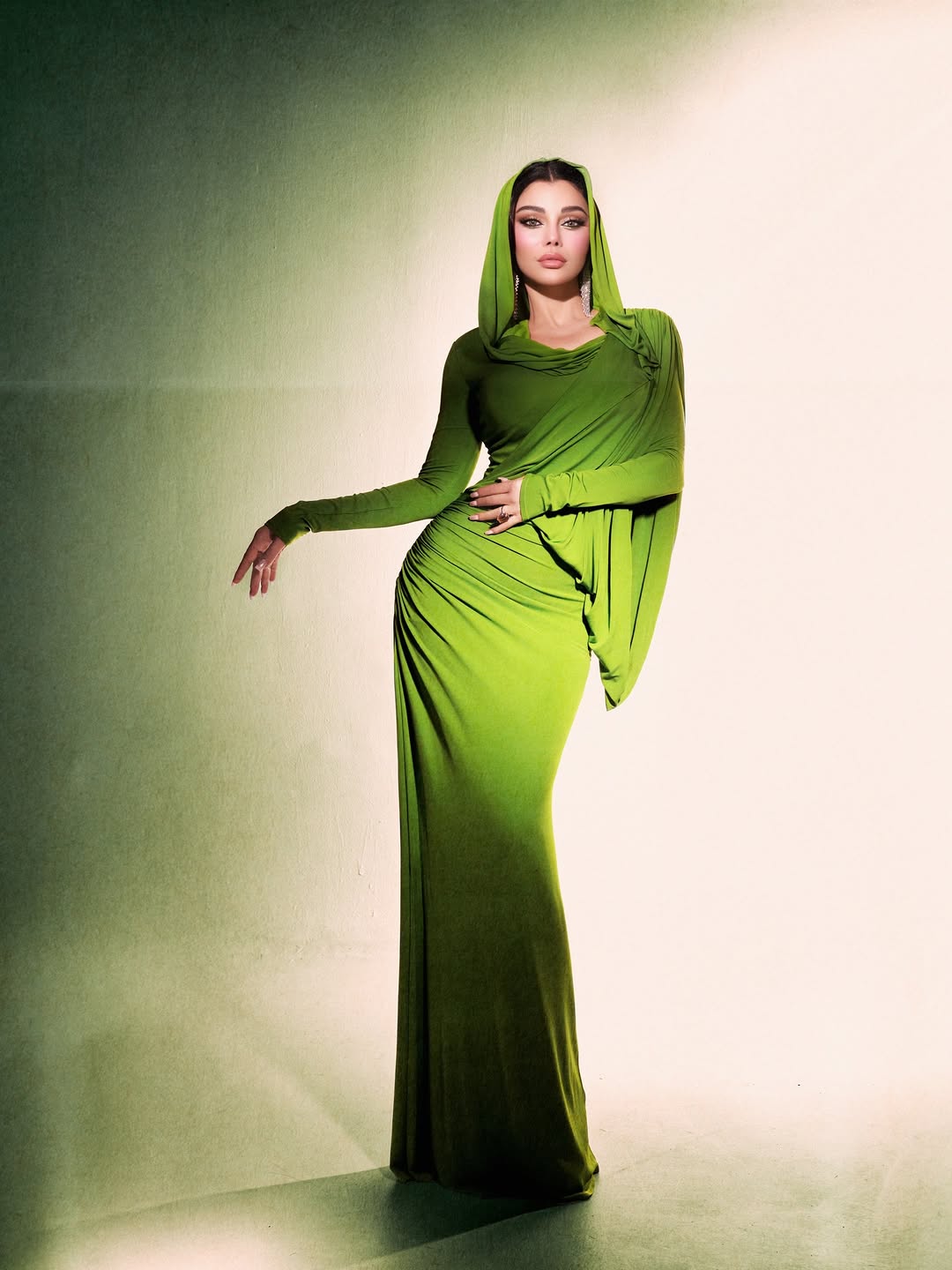 هيفاء وهبي بأناقة الـ "هودي" باللون الأخضر