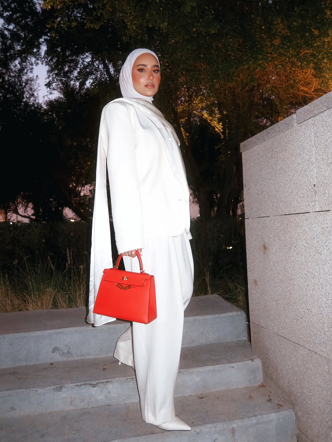 دلال الدوب بإطلالة "المونوكروم" الأبيض