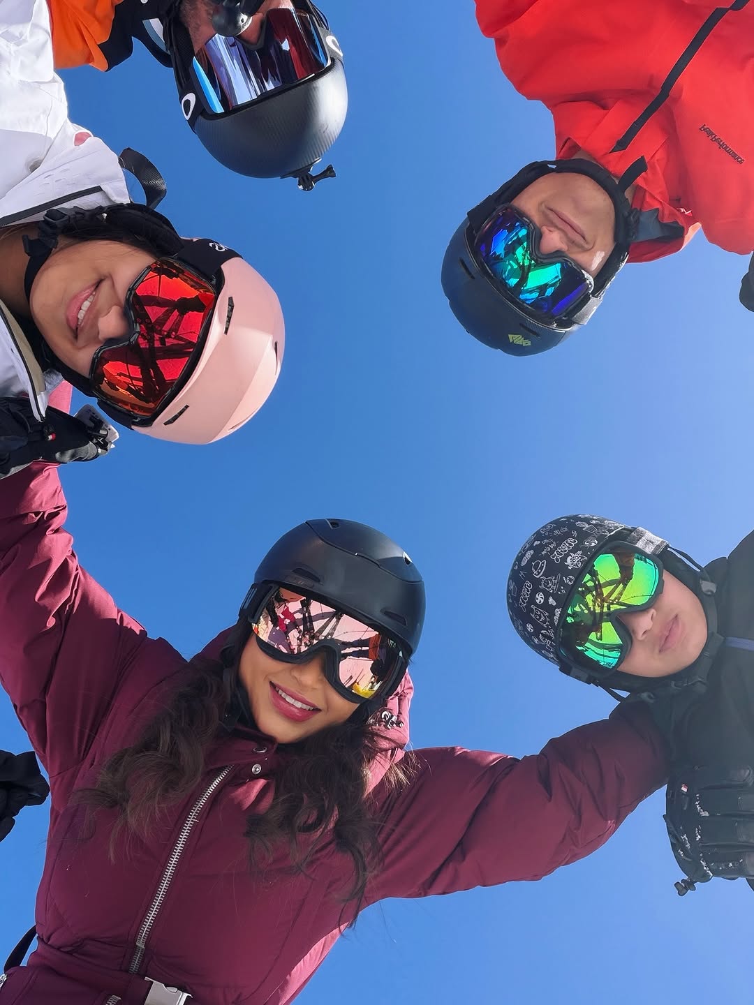 نهى نبيل تمضي وقتا ترفيهيا سعيدا في رحلة تزلج برفقة ابنائها