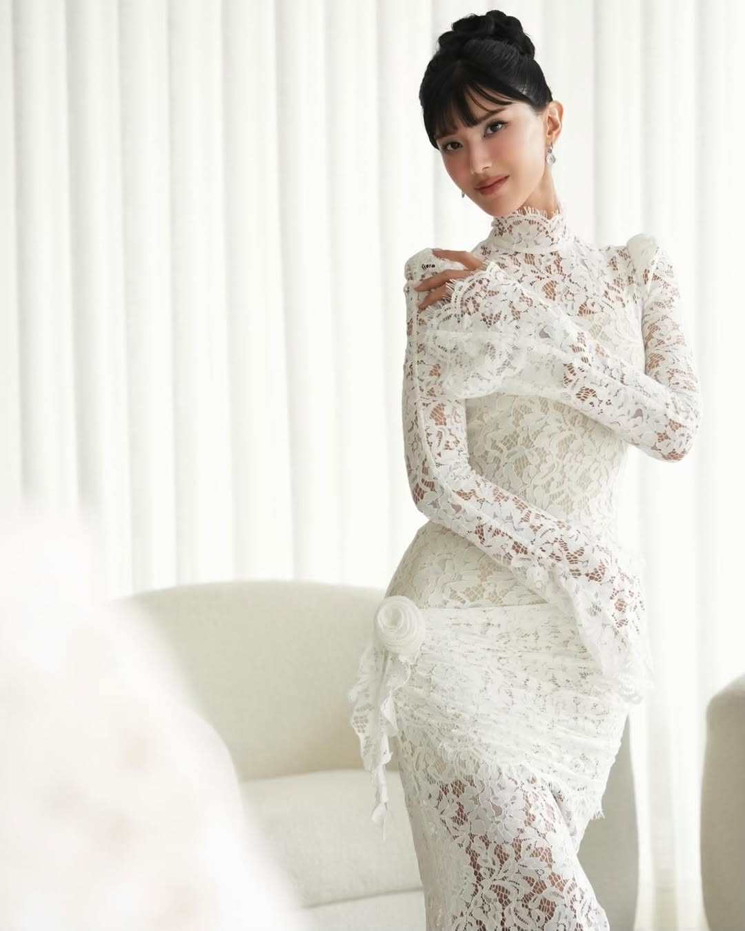 زينب البلوشي بتسريحة الشعر المرفوع