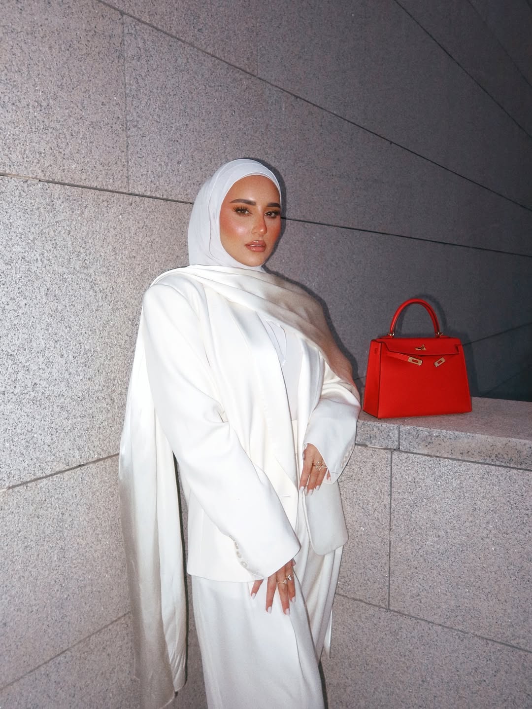 دلال الدوب بإطلالة "المونوكروم" الأبيض