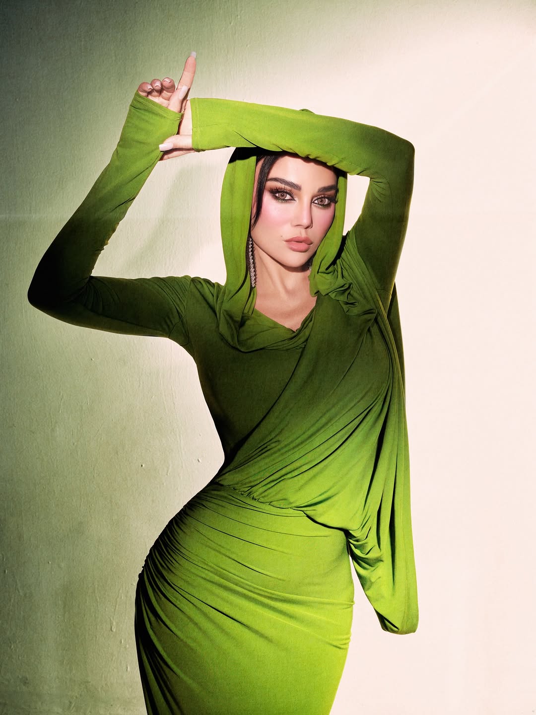 هيفاء وهبي بإطلالة المكياج السموكي