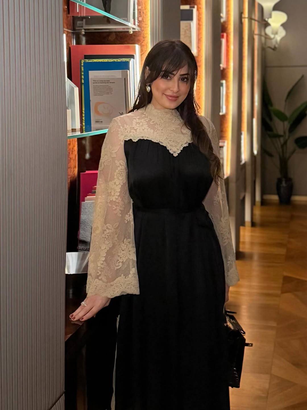 رؤى الصبان بإطلالة ربيعية كلاسيكية