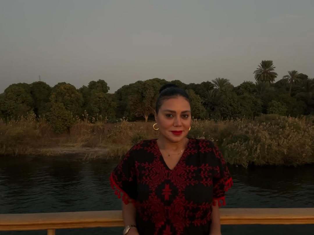 رانيا يوسف تستمتع بالغروب على ضفاف النيل