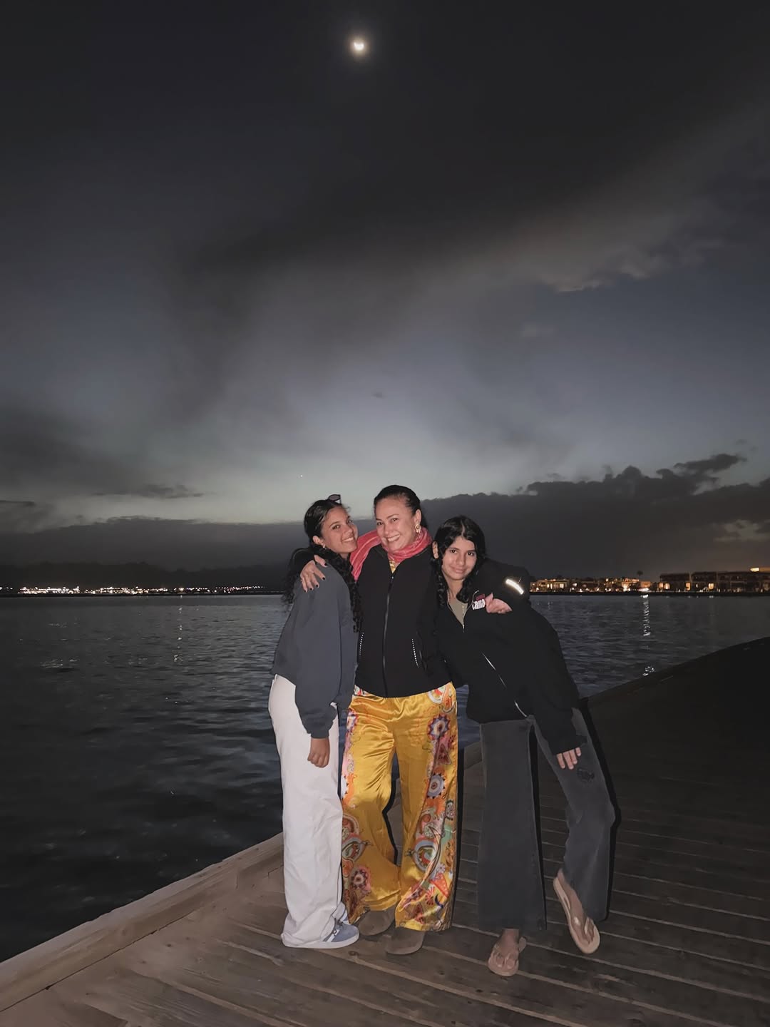 هند صبري وابنتيها في الغردقة