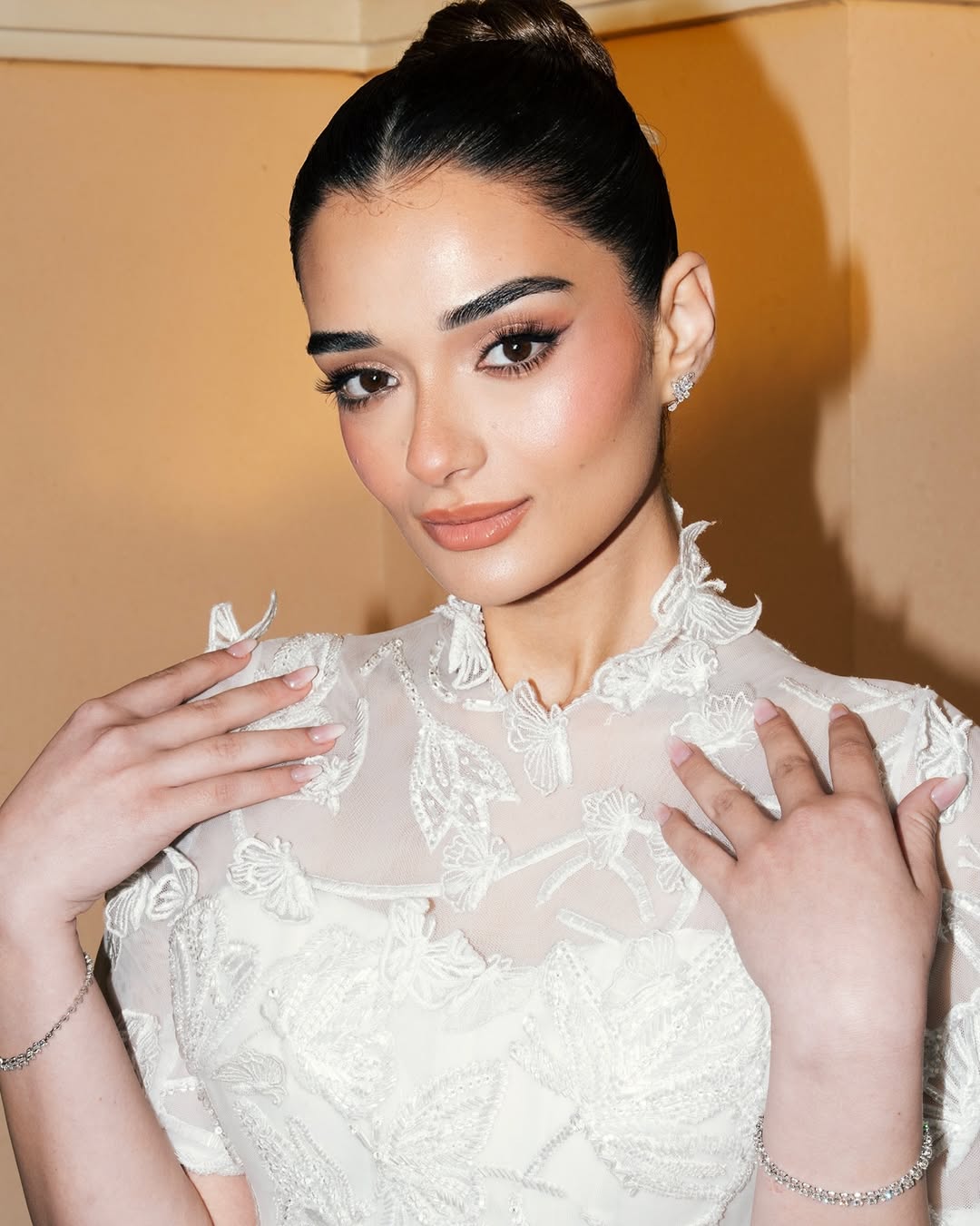 مكياج ناعم يبرز ملامحها الطبيعية بأسلوب عصري