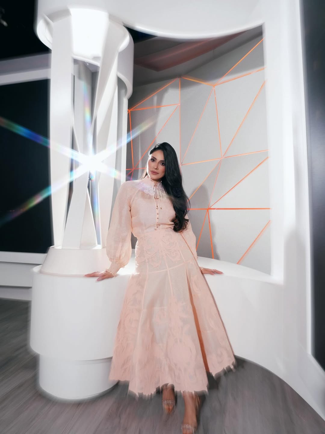 إلهام علي تخطف الأنظار بإطلالة الفستان ميدي