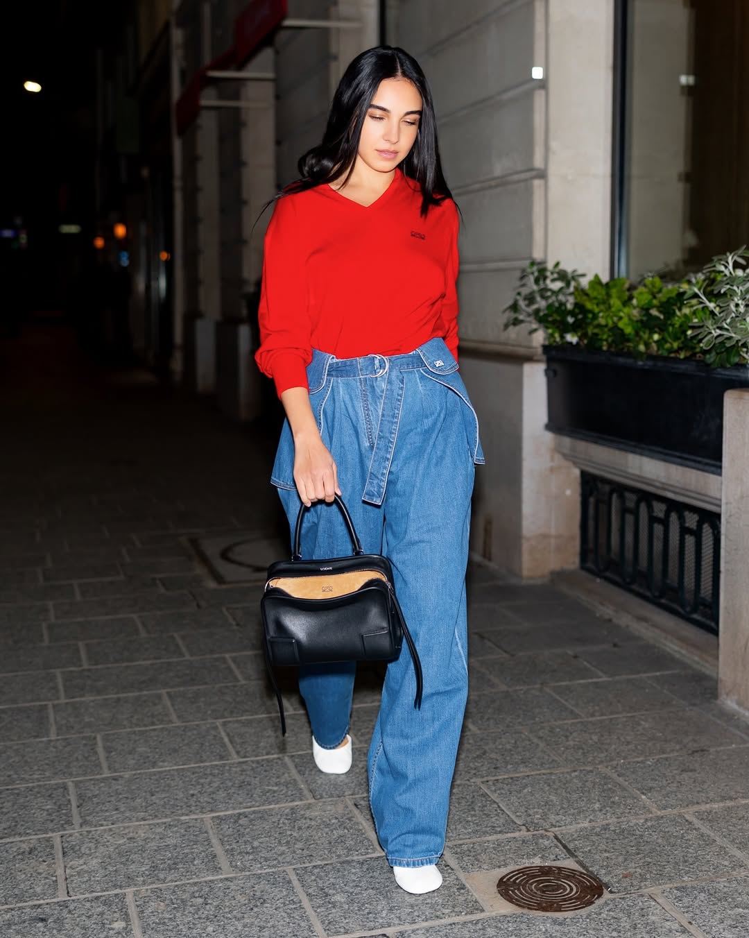 سلمى أبو ضيف وجاذبية الدنيم بلمسة حمراء دافئة