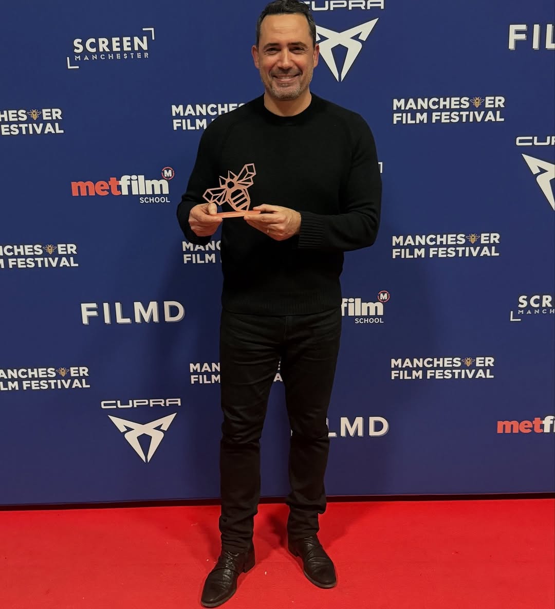 ظافر العابدين مع جائزة أفضل مخرج